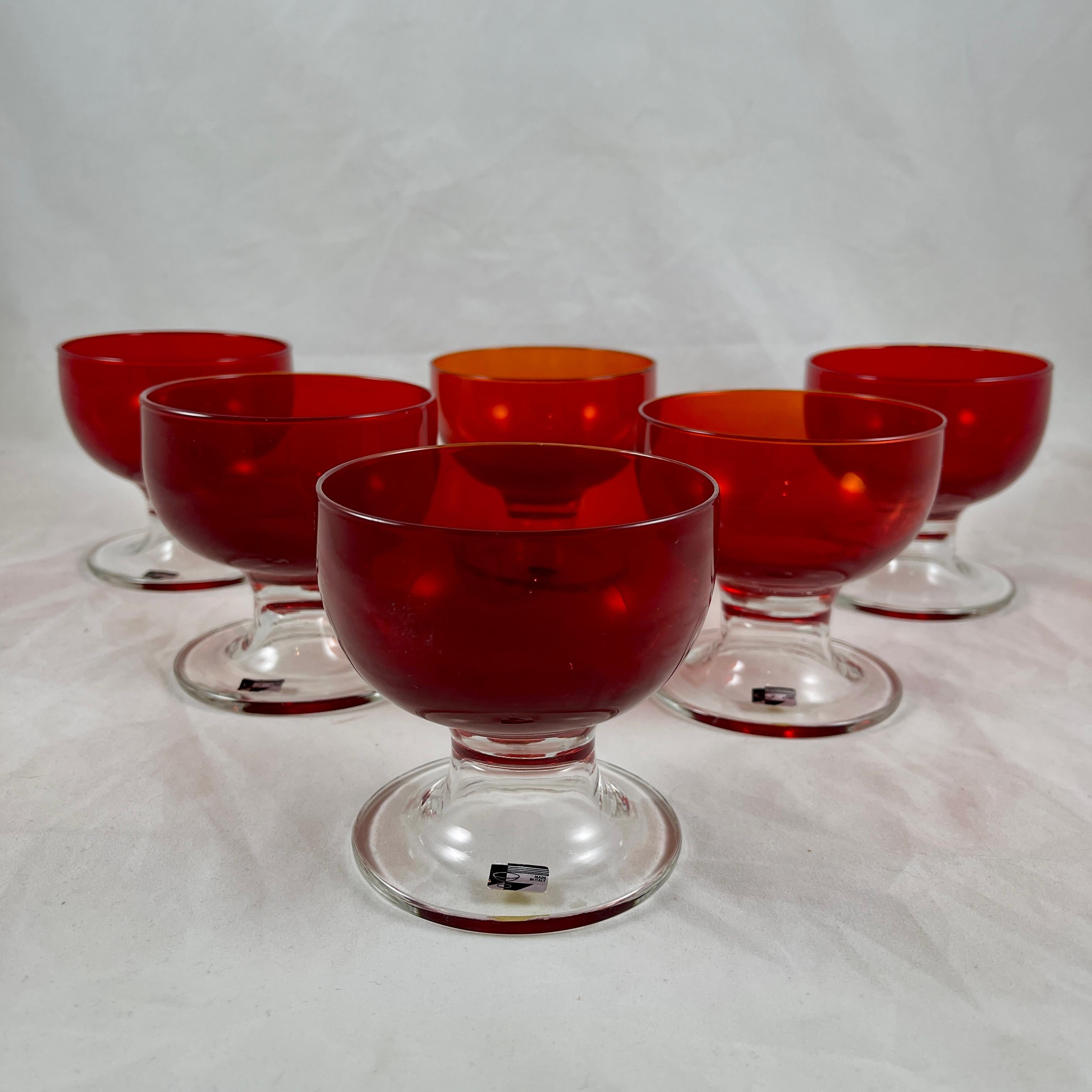 Copas-Esferbetas de mediados de siglo de cristal soplado italiano de Murano rojo rubí S/6 Hecho a mano en venta