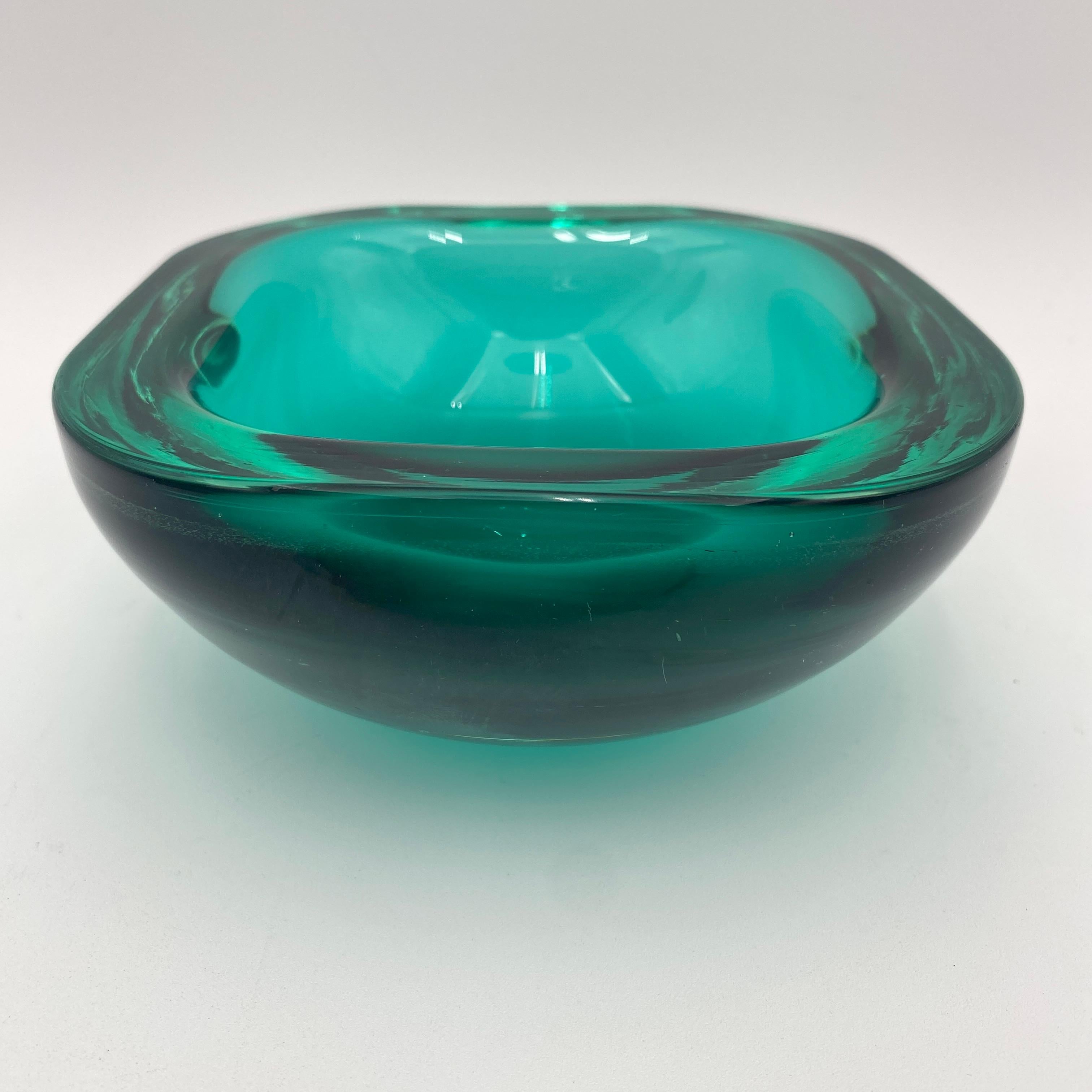 Questo posacenere in vetro di Murano della metà del secolo scorso è stato realizzato a mano in Italia e firmato 