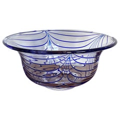 Cuenco decorativo de cristal de Murano italiano de mediados de siglo con rayas azules vibrantes