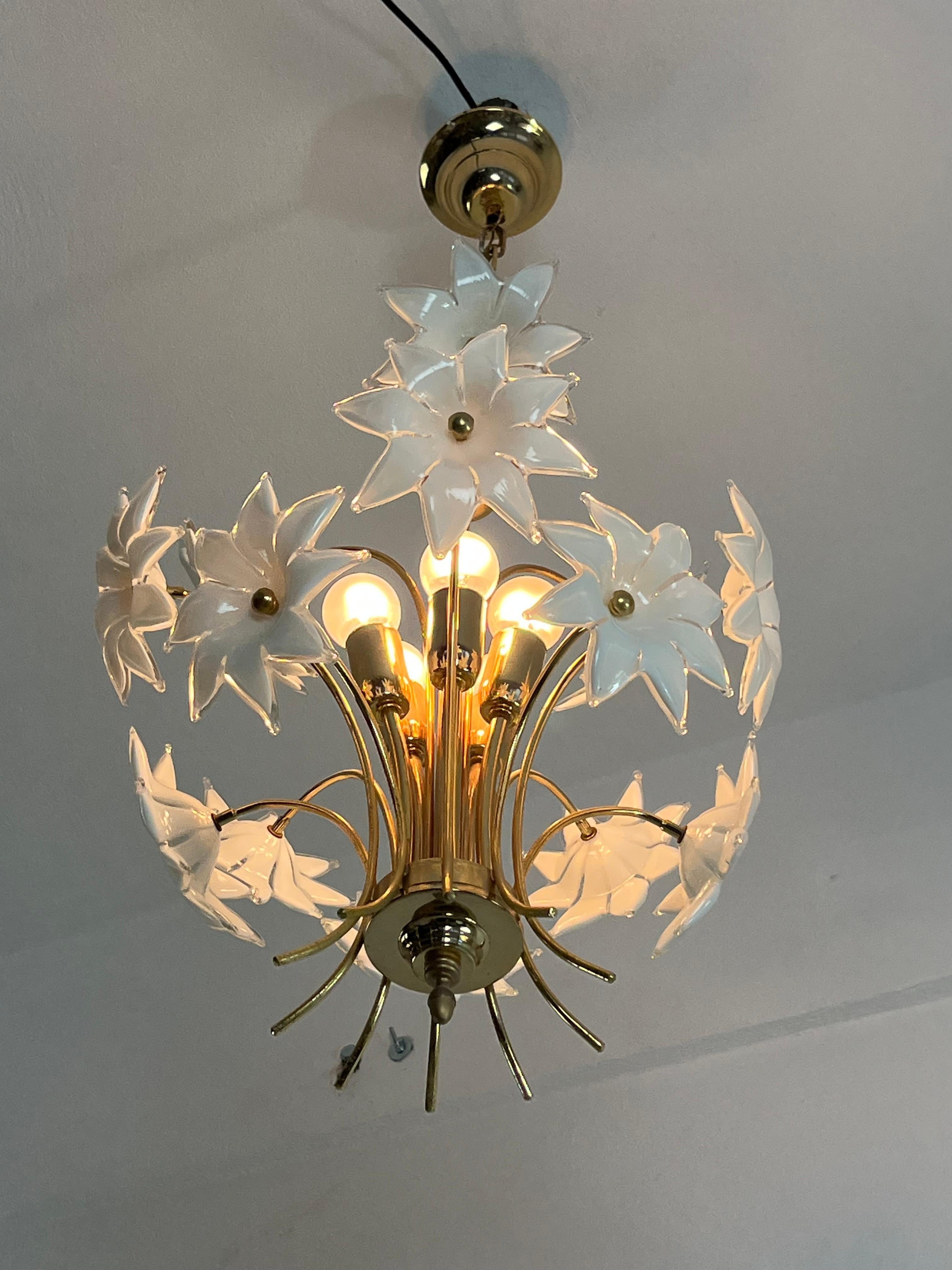 Mid-century Italian Murano Glass Floral Chandelier, 1970s In Good Condition For Sale In Palermo, IT