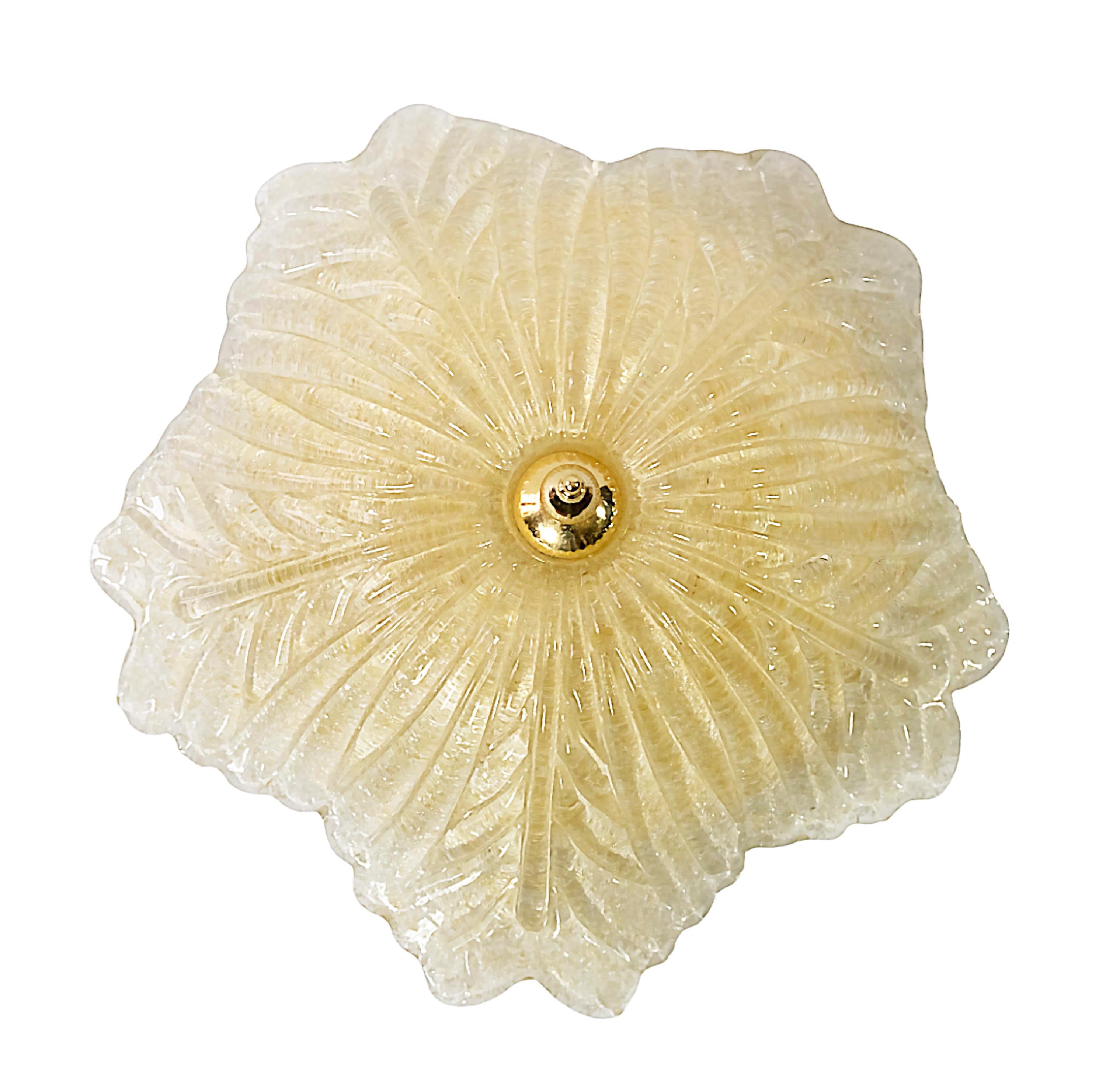 Italienische flush mount Kronleuchter Hand in gelber Farbe mit Goldstaub Murano-Glas und Messing Dekor gemacht.
Dieser Kronleuchter enthält 3 Stück. E27-Glühbirnen.
Es ist in einem sehr guten/exzellenten originalen Vintage-Zustand.

.