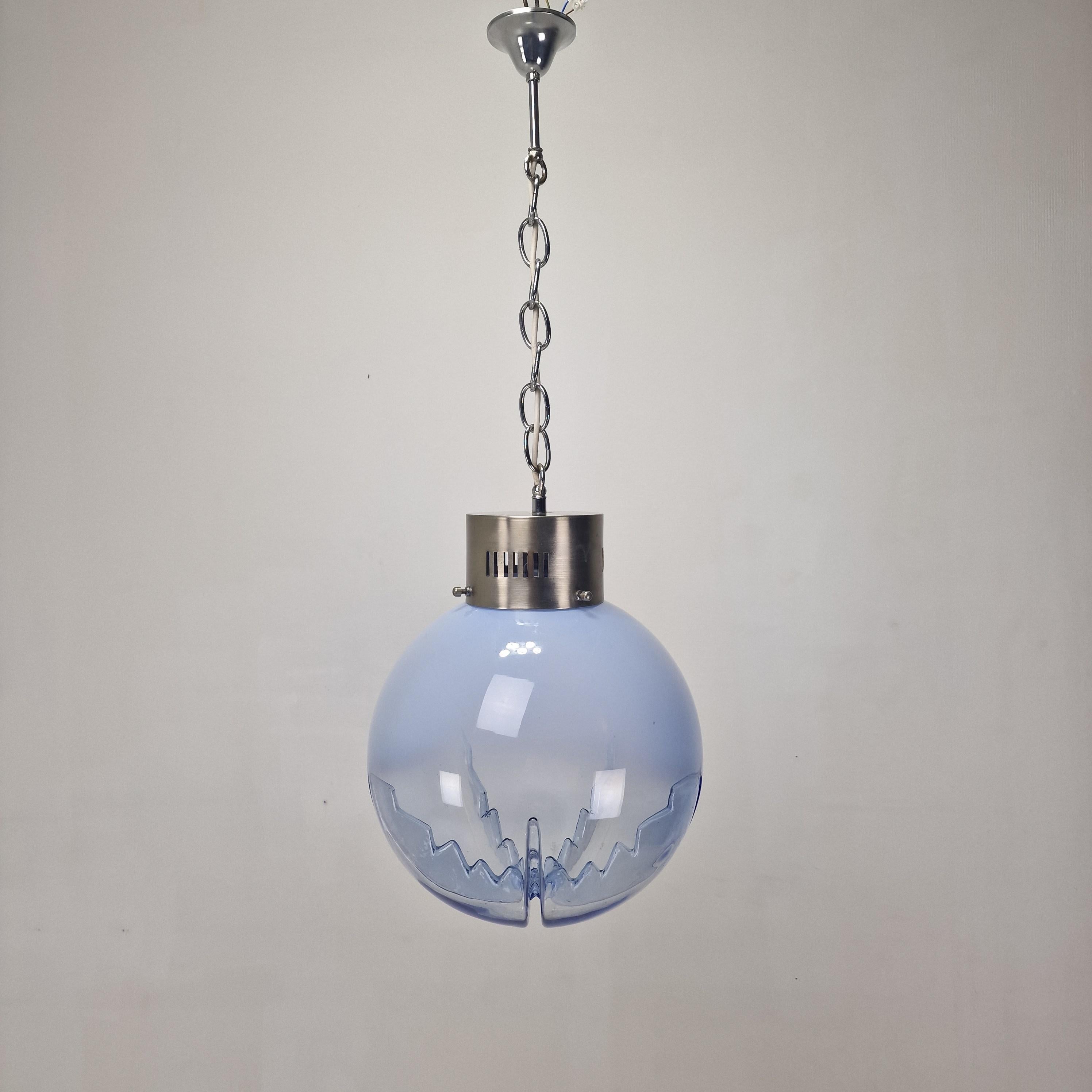 Una llamativa lámpara Globo Moderna de mediados de siglo, fabricada en Italia en la década de 1970.
Cristal de Murano soplado a mano suspendido de un marco de metal. 
El globo está hecho de cristal opalino de Murano, que ofrece un resplandor suave y