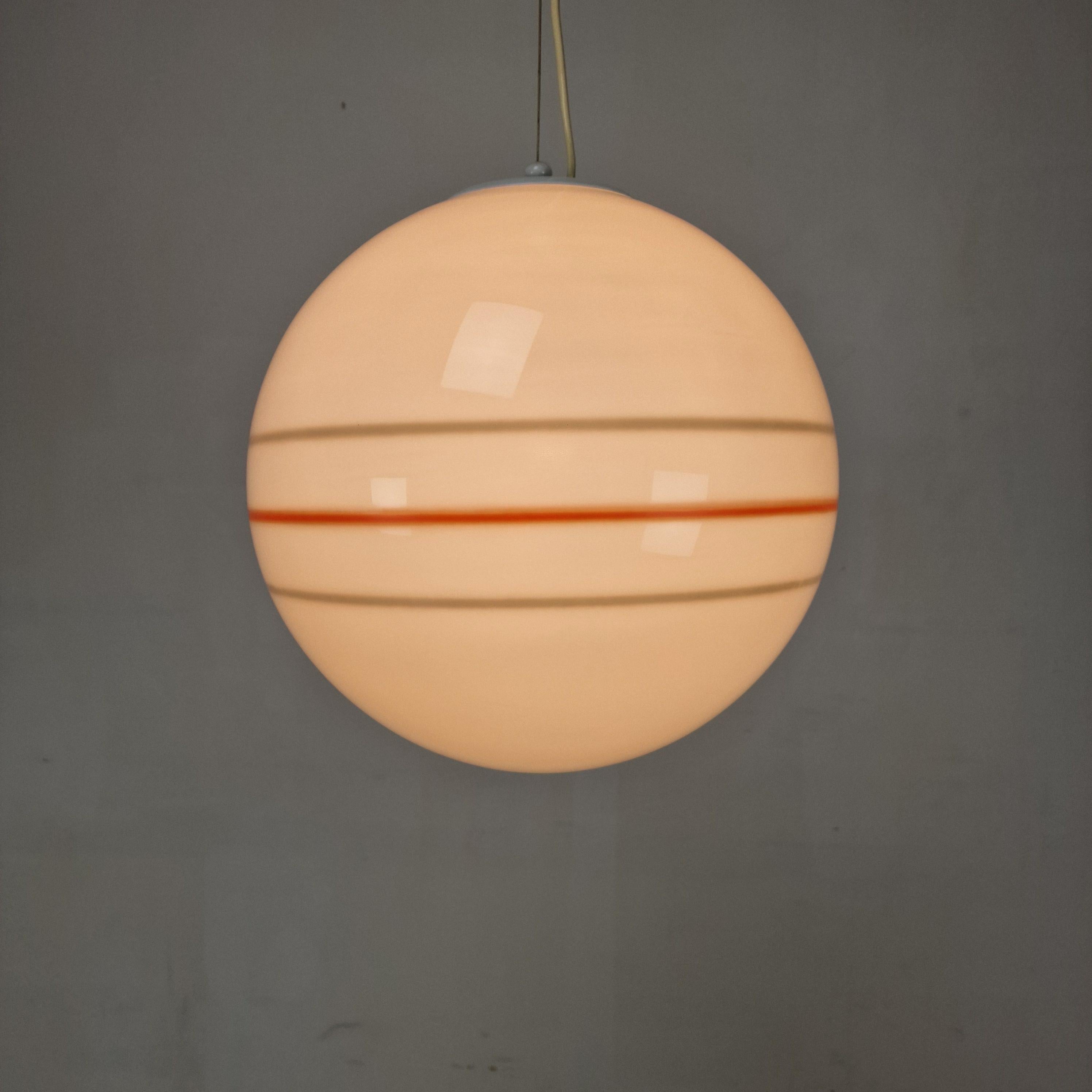 Italiano Lampadario a globo in vetro di Murano della metà del secolo scorso, anni '70 in vendita