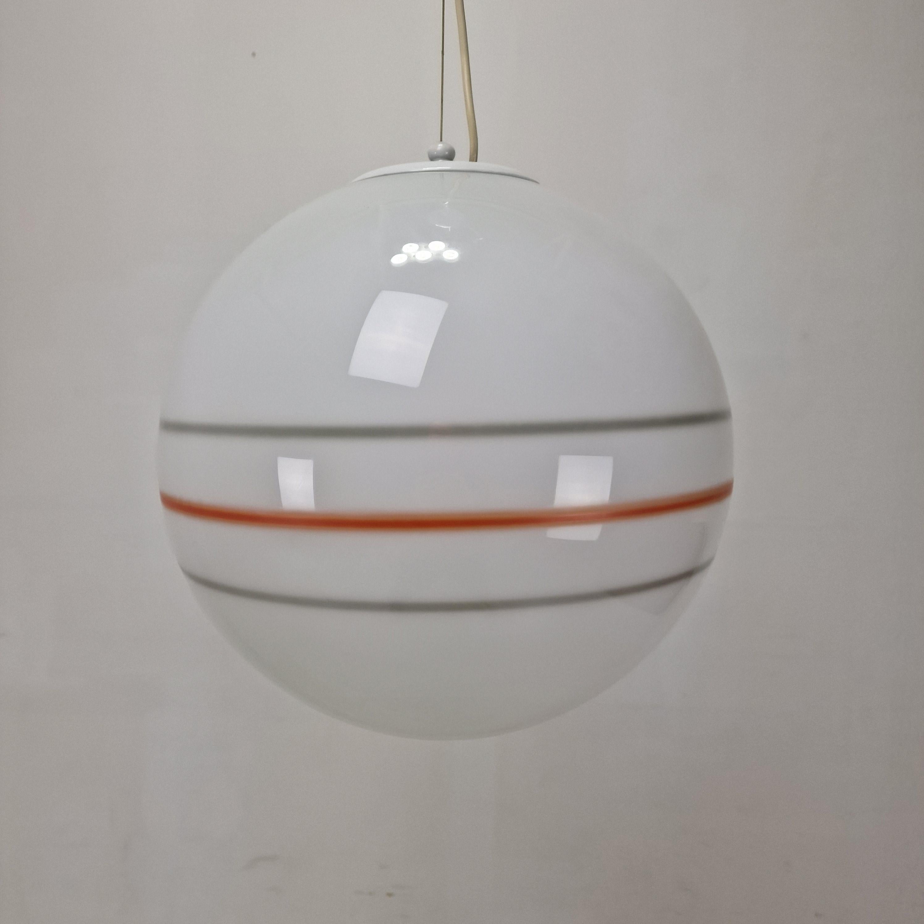 Lampadario a globo in vetro di Murano della metà del secolo scorso, anni '70 In condizioni buone in vendita a Oud Beijerland, NL