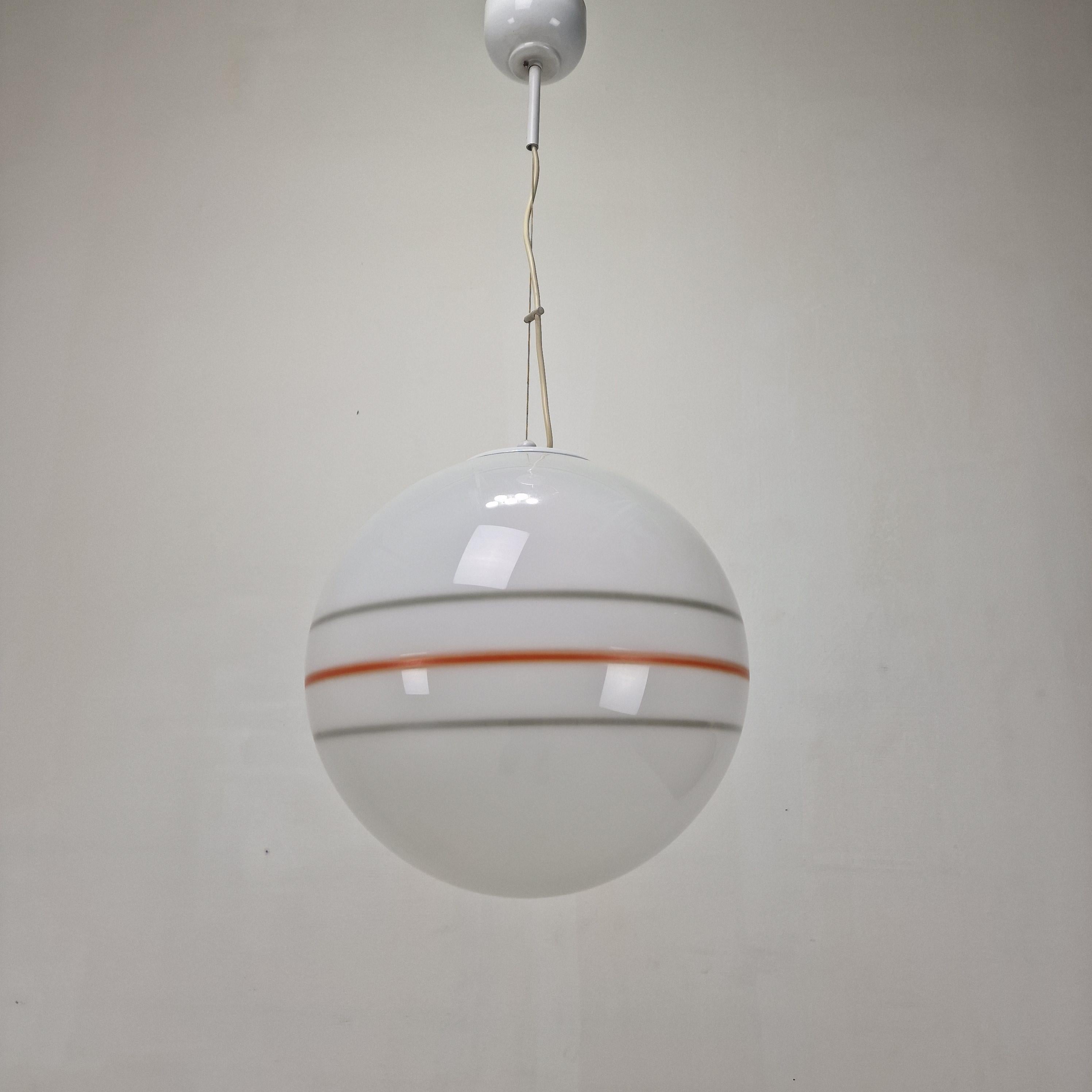 Fine XX secolo Lampadario a globo in vetro di Murano della metà del secolo scorso, anni '70 in vendita
