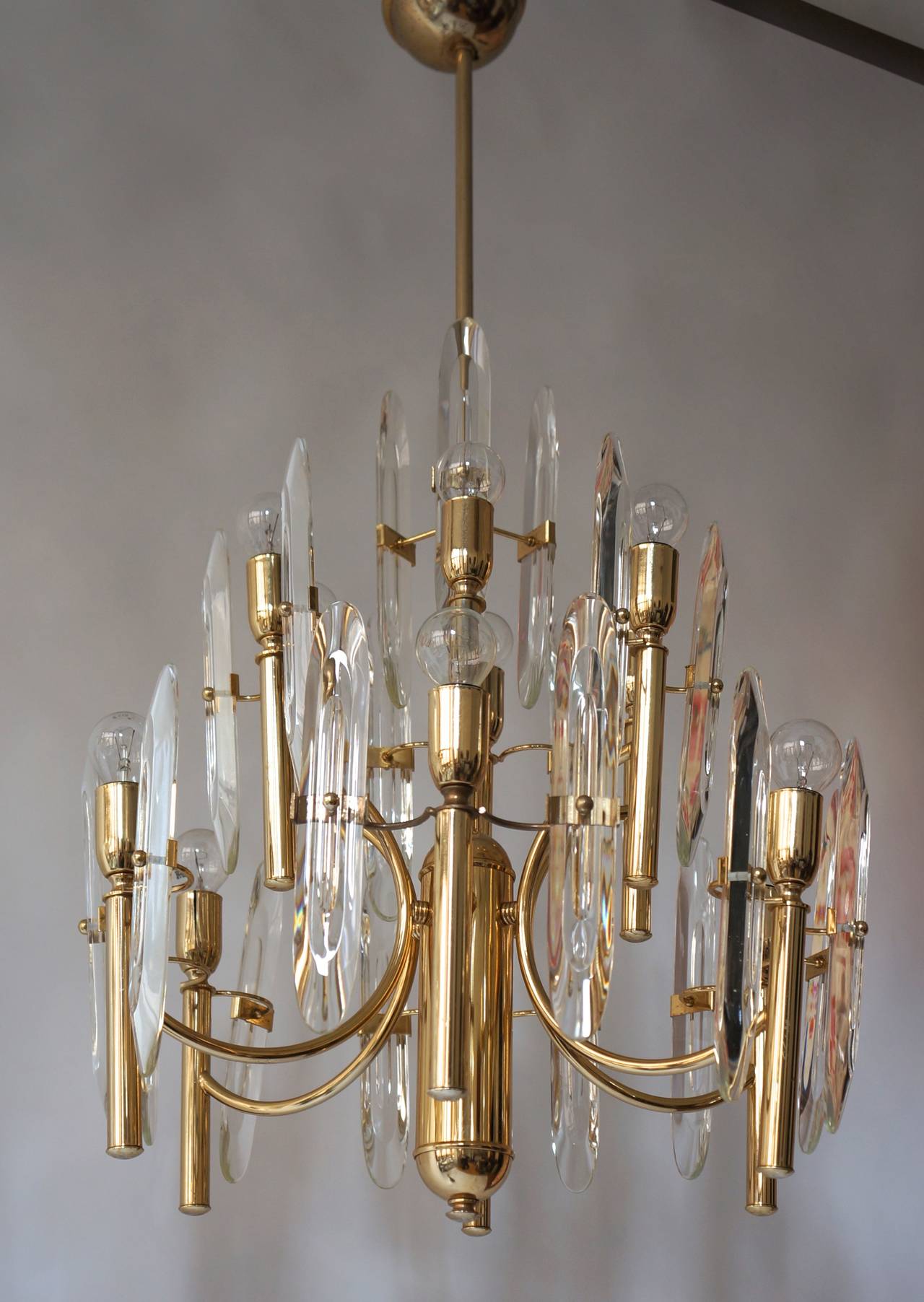 Italian Sciolari chandelier with brass base frame surrounded by crystal glass pieces.
Glass pieces removable for easy transport.
Measures: Diameter 50 cm.
Height 95 cm.