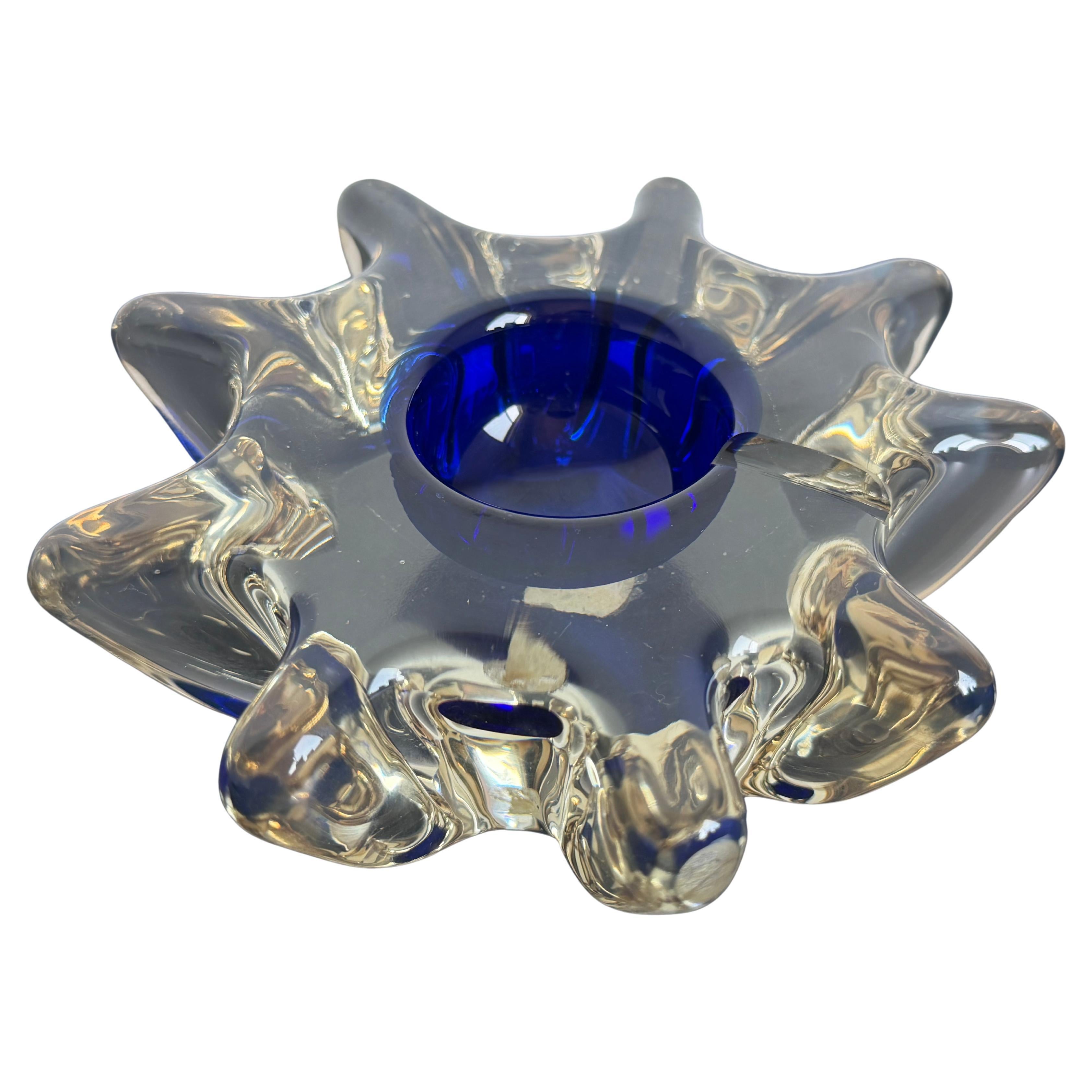 Italienischer Murano Glass Sommerso Aschenbecher mit kobaltblauem Zentrum, 1960er Jahre im Angebot