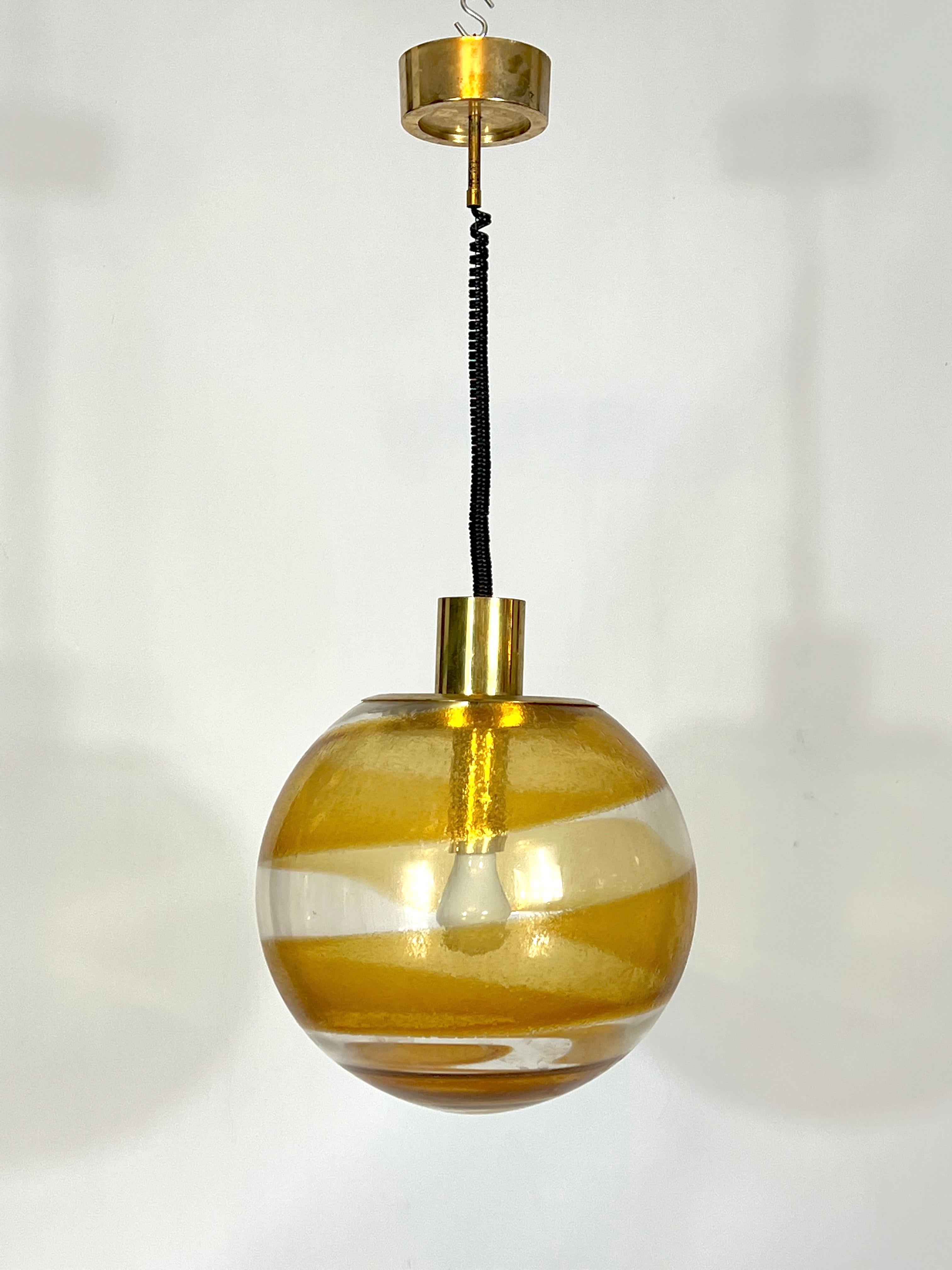 Bon état vintage pour cette lampe suspendue en verre de Murano et laiton. Fonctionne entièrement avec la norme européenne, adaptable sur demande à la norme américaine.