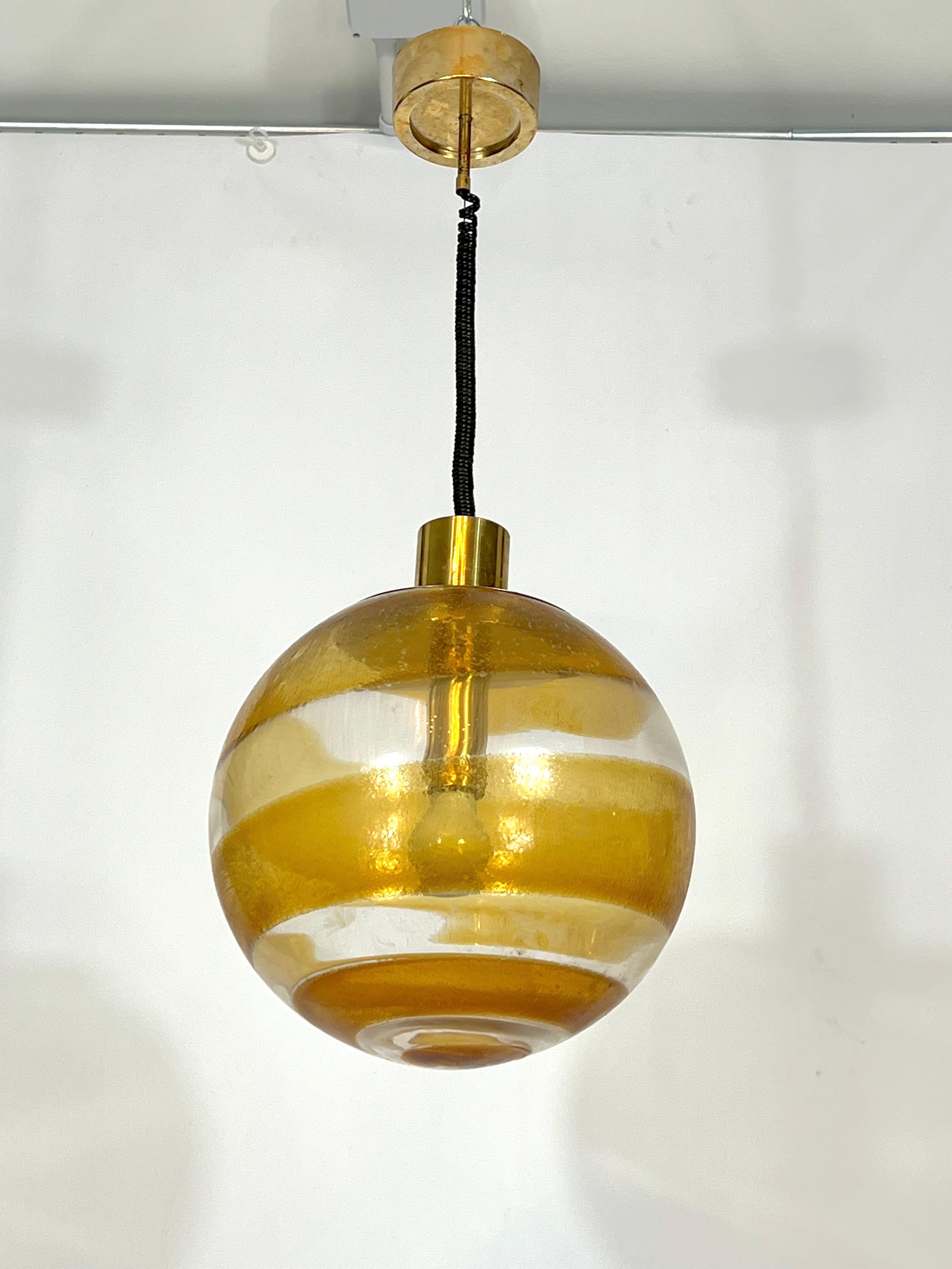 Mid-century Italian Murano glass sphere pendant lamp from 60s In Good Condition For Sale In Catania, CT