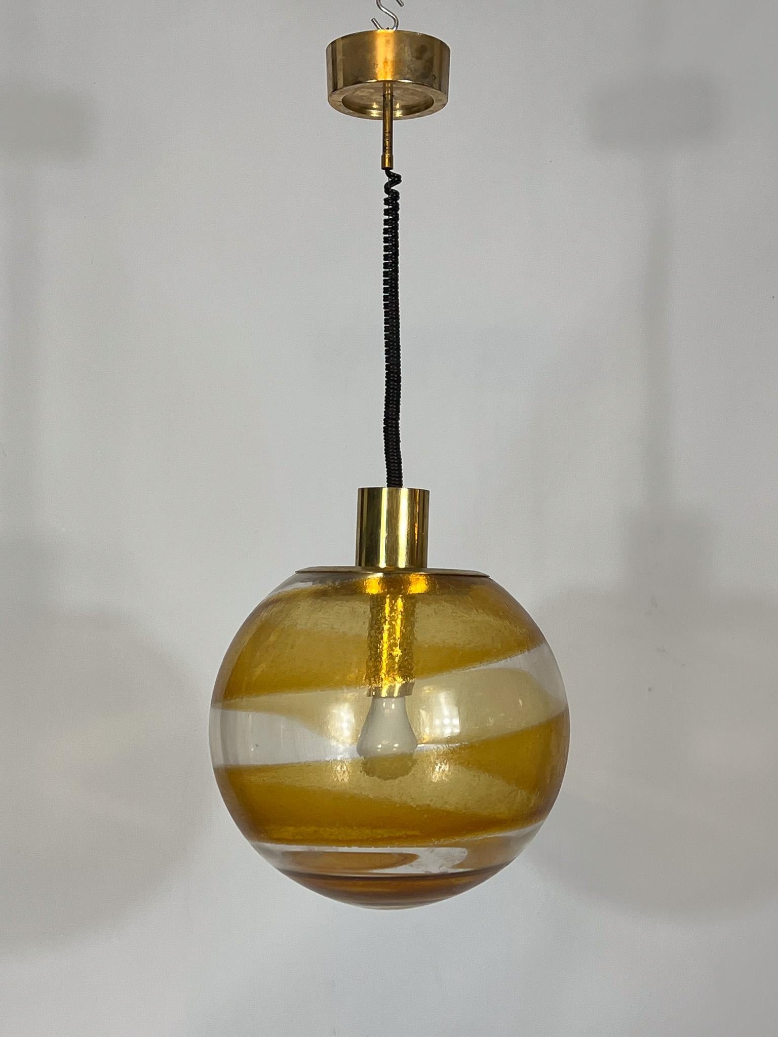 Lampada a sospensione a sfera in vetro di Murano della metà del secolo scorso, anni '60 In condizioni buone in vendita a Catania, CT