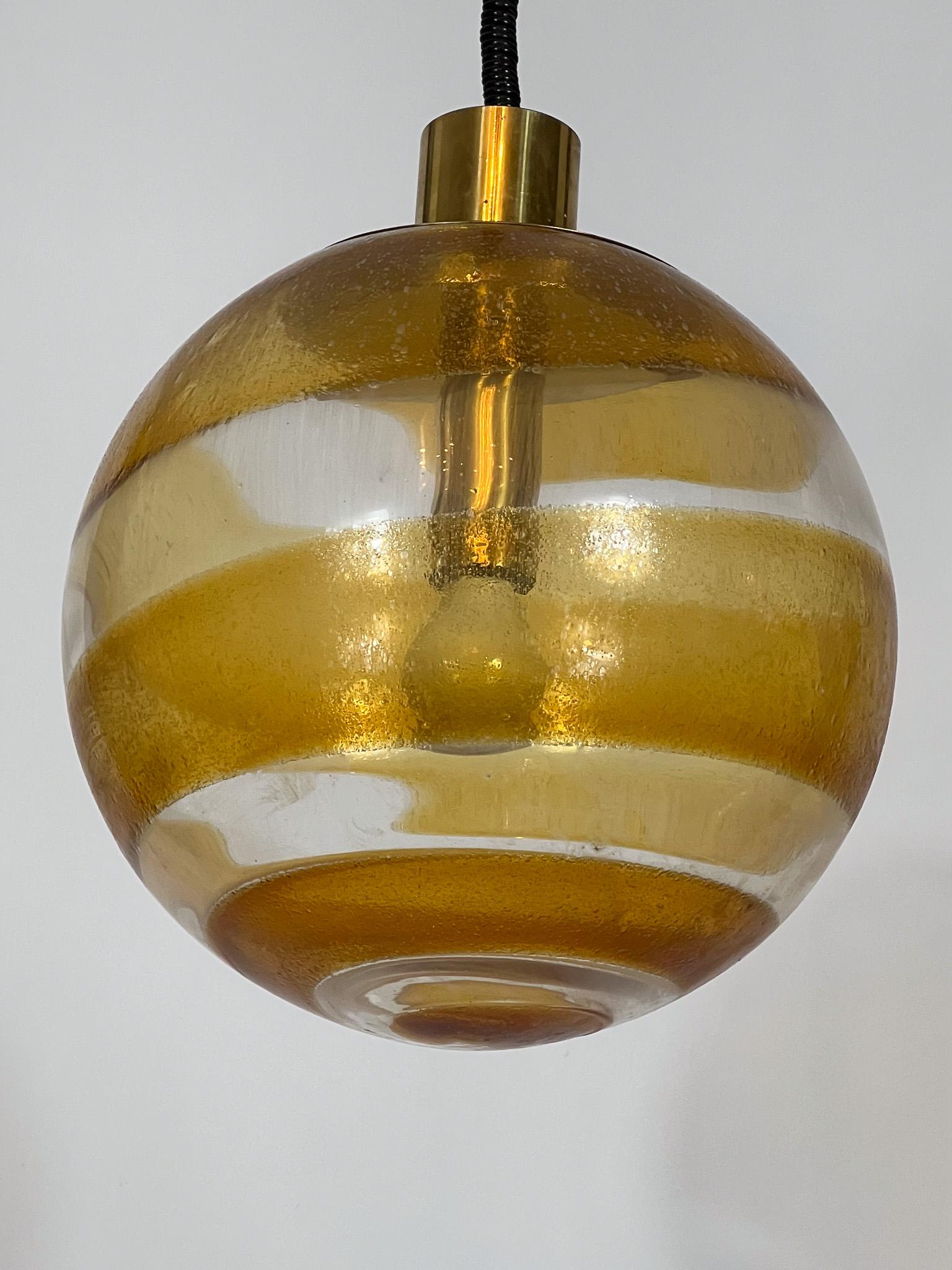 XX secolo Lampada a sospensione a sfera in vetro di Murano della metà del secolo scorso, anni '60 in vendita