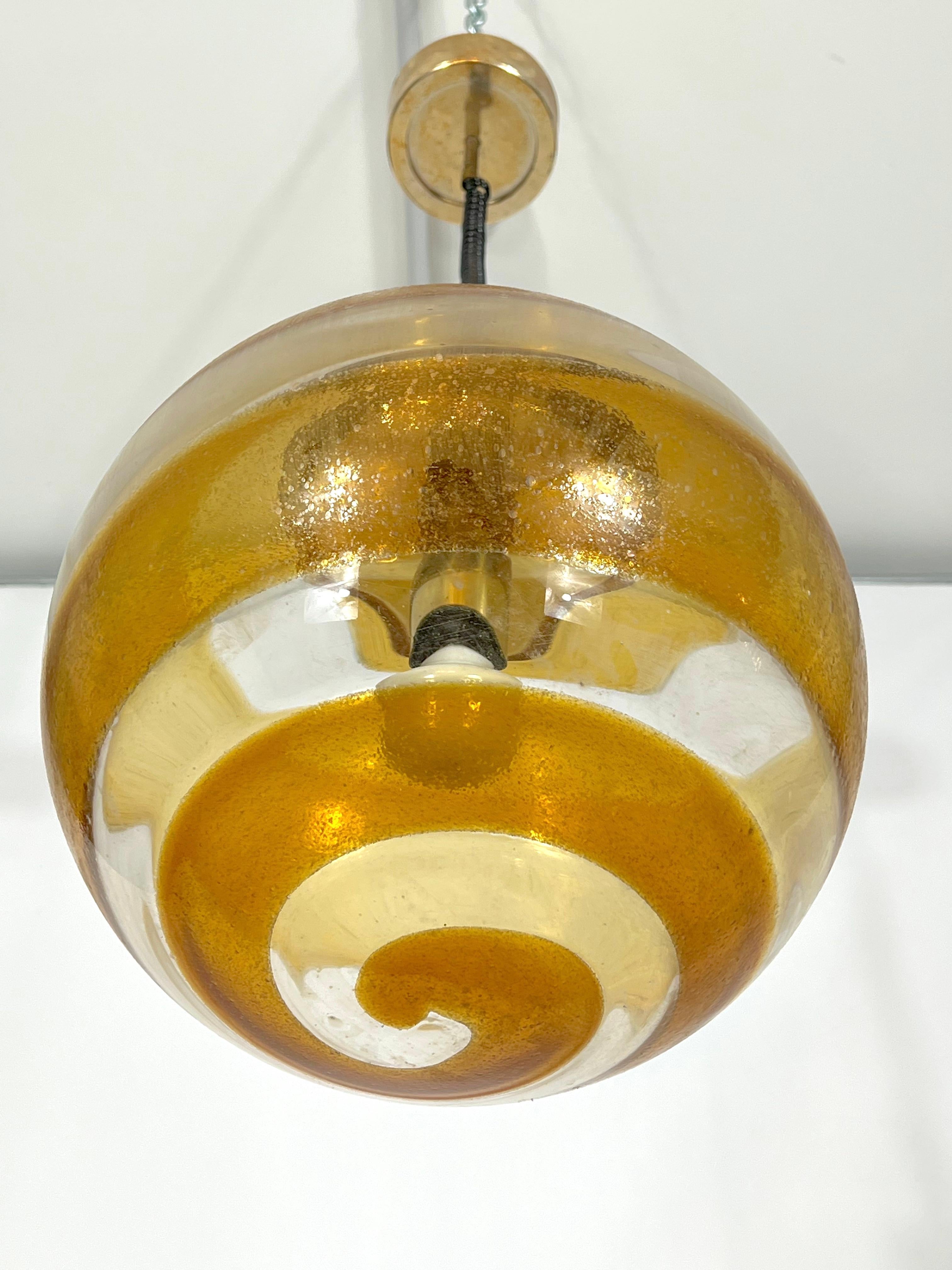 Laiton Lampe pendante à sphère en verre de Murano, Italie, milieu de siècle, années 60 en vente