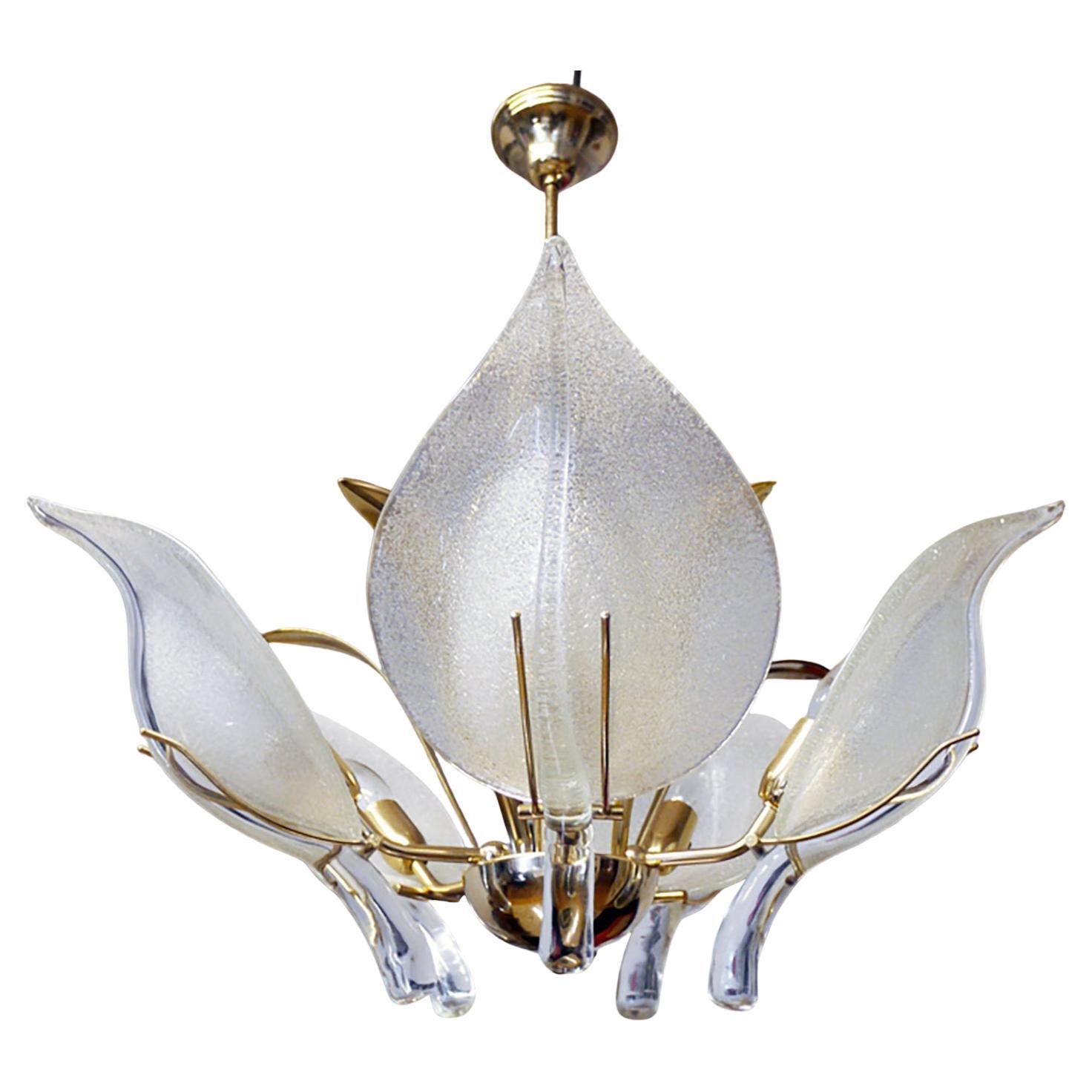 Eleganter italienischer Kronleuchter mit fünf großen mundgeblasenen Murano-Glasblättern auf einem Messingrahmen. Starke Leistung. Der Kronleuchter leuchtet wunderschön und spendet sehr viel Licht. Schmuckstück aus der Zeit. Mit dieser Leuchte setzen