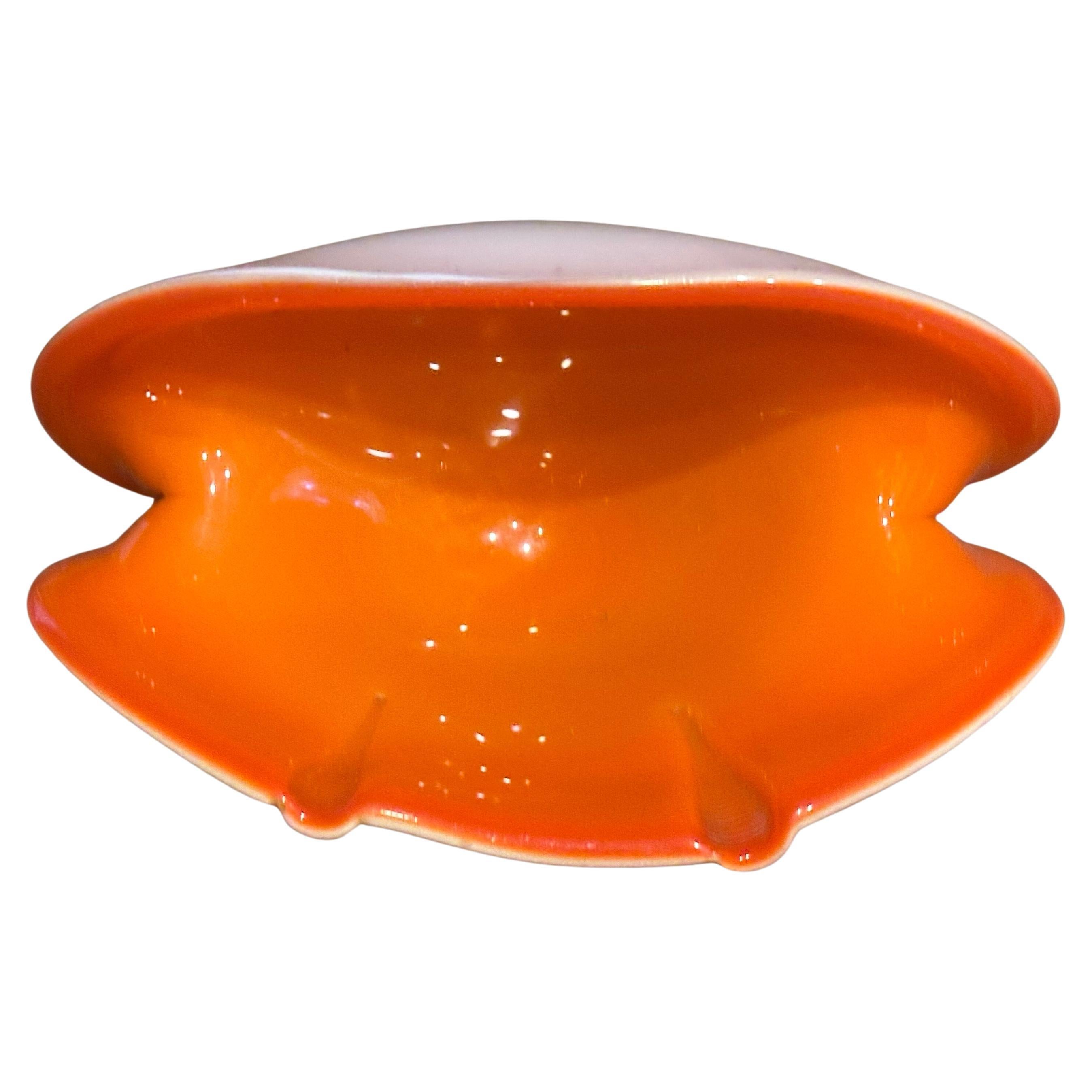 Magnifique et élégante petite coupe en verre pincé à coquille de palourde de Murano en bon état vintage. Cette pièce en verre d'art de Murano soufflé à la main présente un intérieur orange vif et un extérieur blanc.  Mesurant environ 4,5 