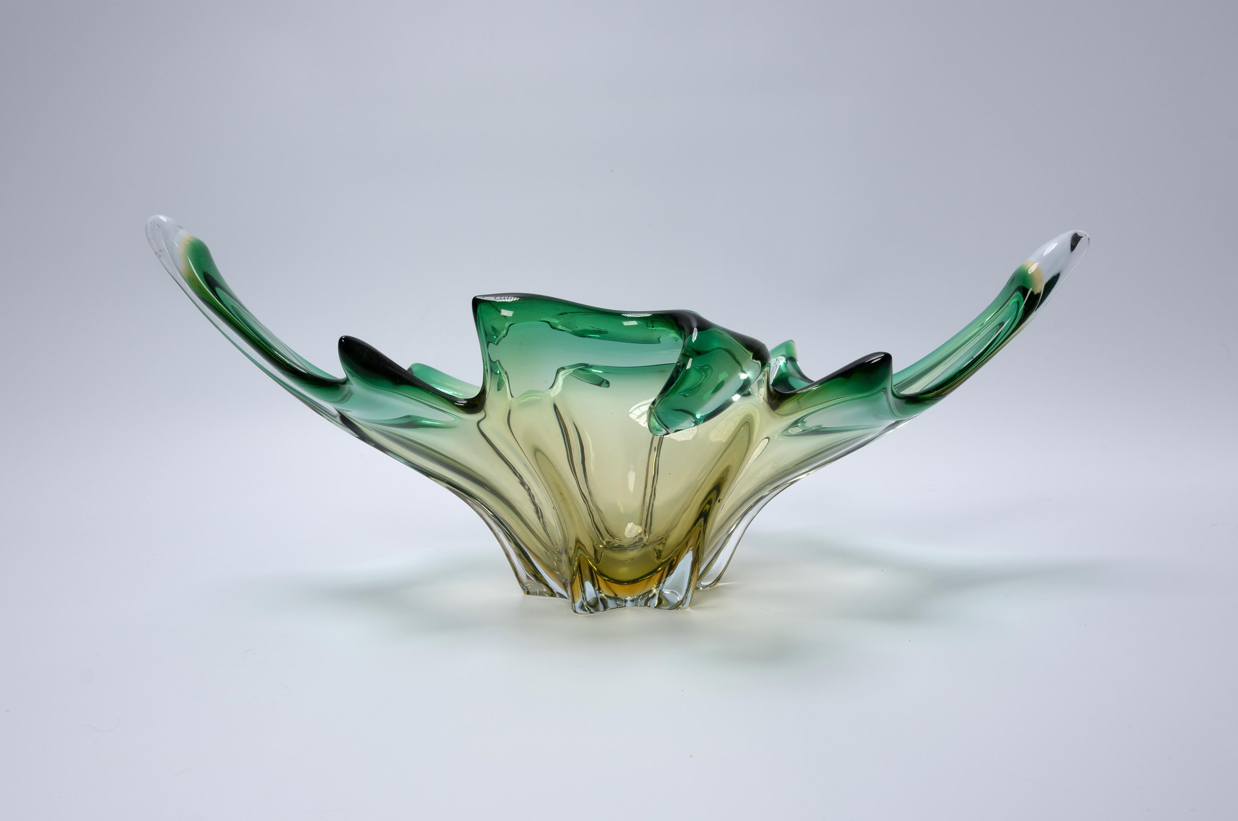 Mid Century Italian Murano Sommerso Green And Yellow 'Splash' Bowl Centre Piece 
C.1960

A striking piece, present in very good condition commensurate of age.
