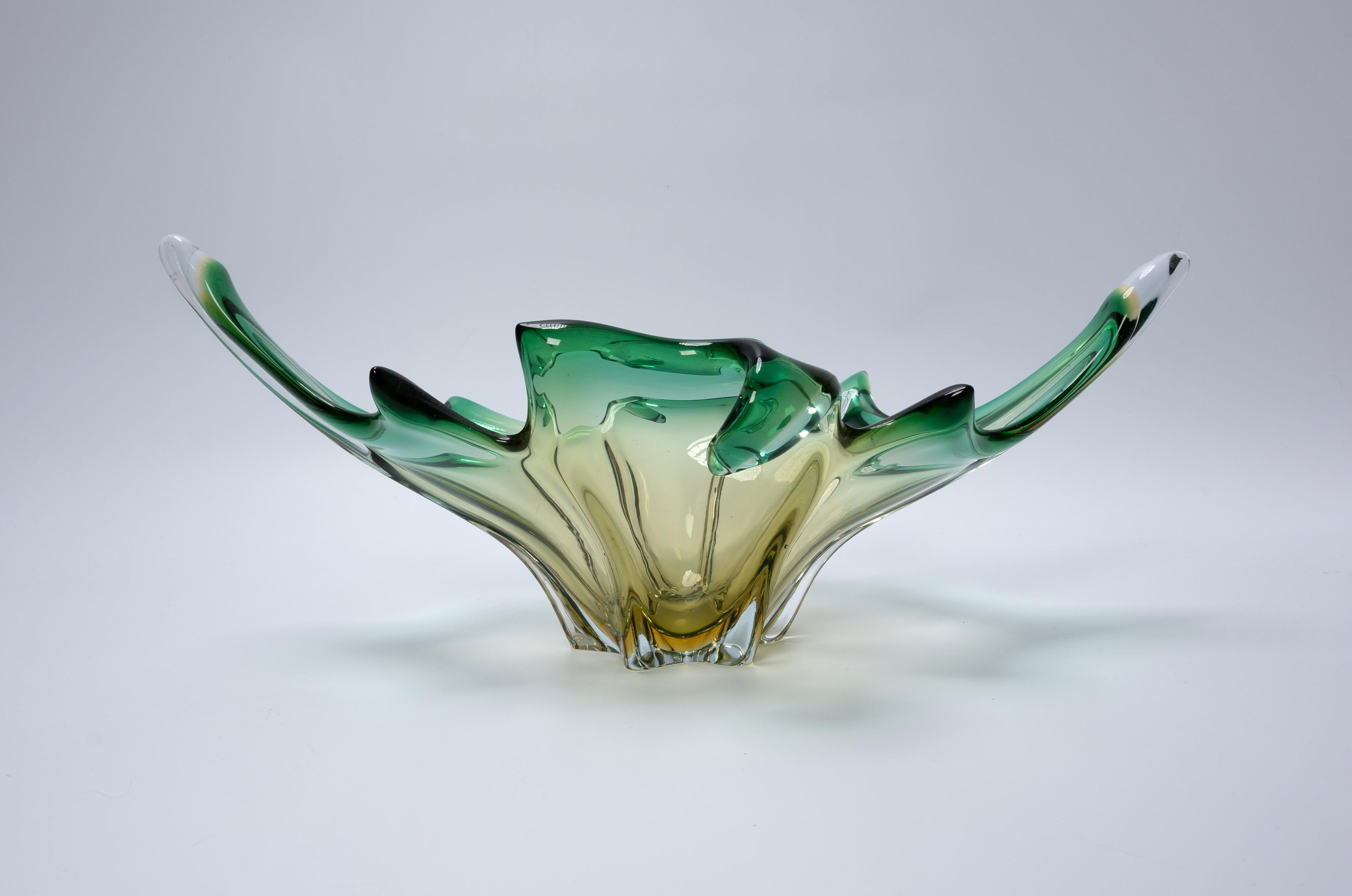 Centre de table de Murano Sommerso vert et jaune « Splash » du milieu du siècle dernier 
C.1960

Une pièce remarquable, présentée en très bon état, en rapport avec son âge.