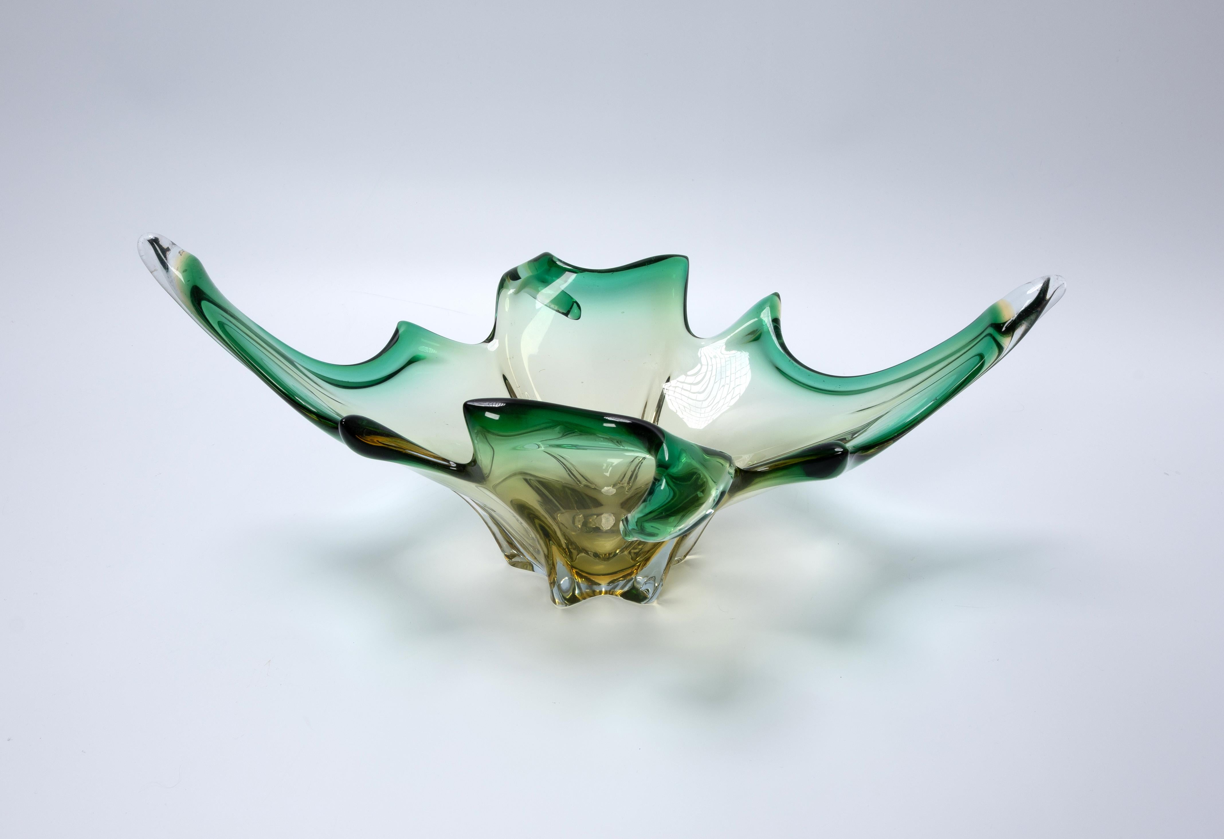 Mid Century Italian Murano Sommerso Green And Yellow 'Splash' Bowl Centre Piece  In Good Condition For Sale In London, GB