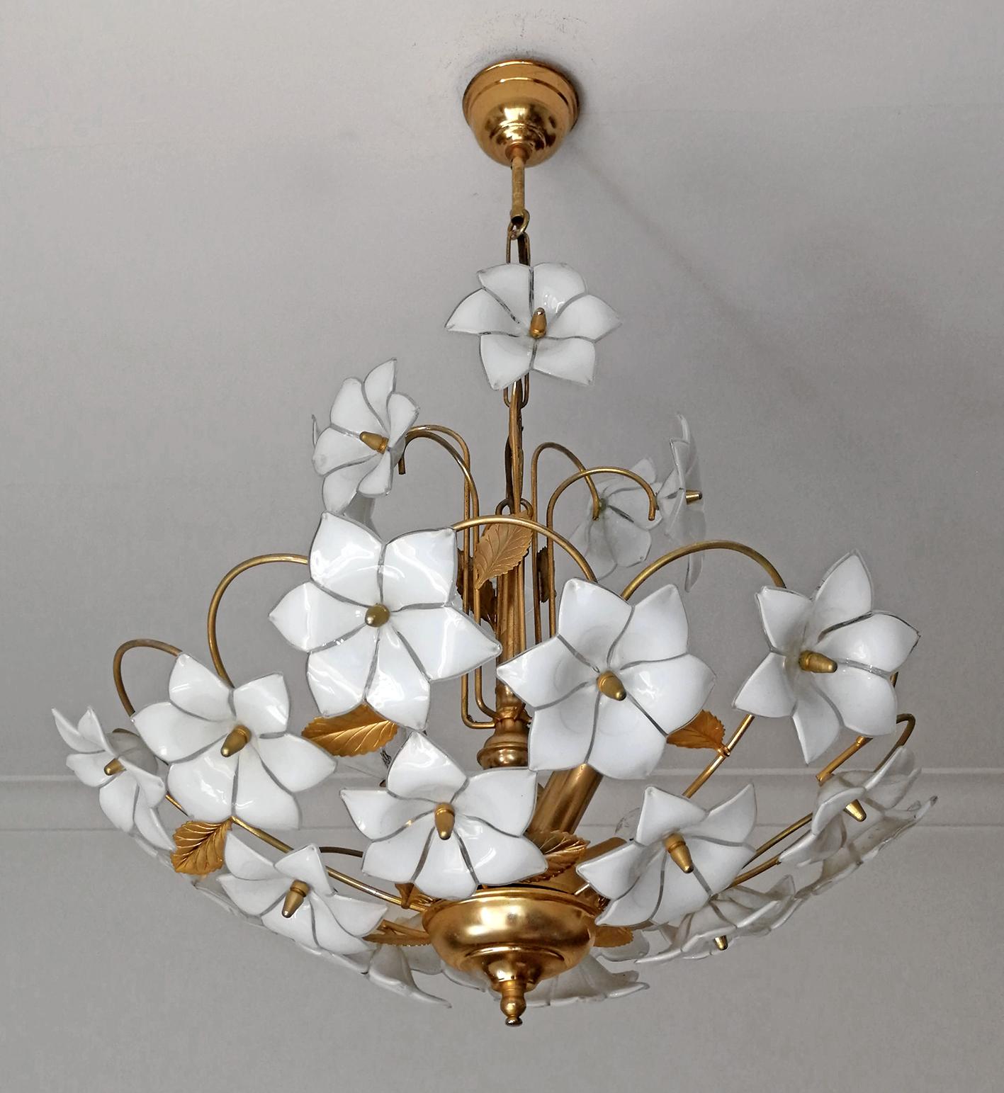 Midcentury Italian Murano White Flowers Art Glass and Gilt Brass Chandelier In Good Condition For Sale In Coimbra, PT