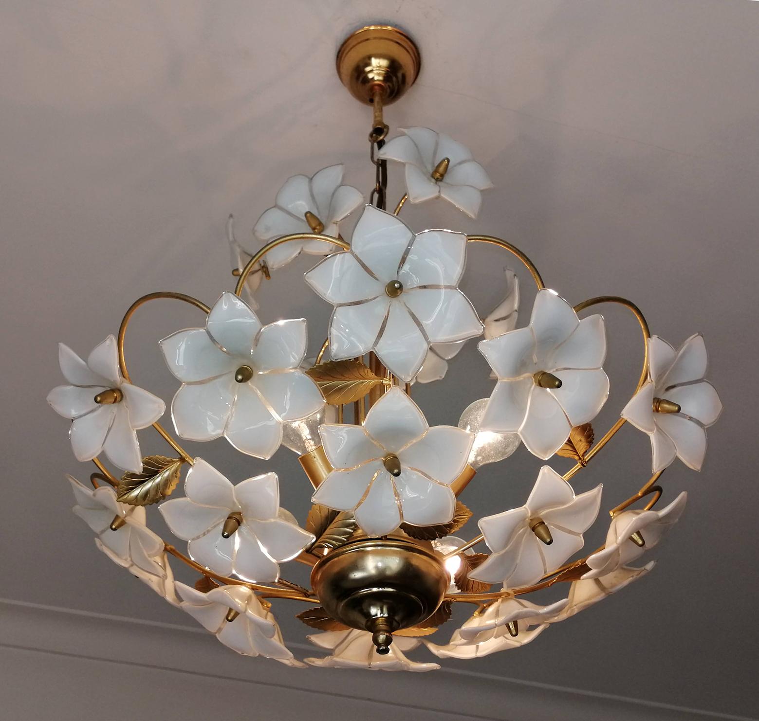 Midcentury Italian Murano White Flowers Art Glass and Gilt Brass Chandelier For Sale 1