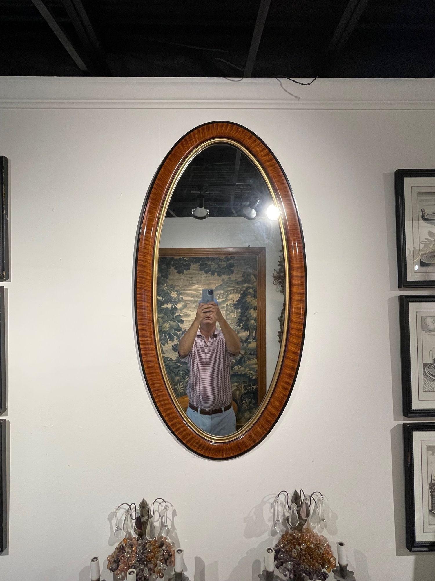 Schöner italienischer schmaler ovaler Spiegel aus der Mitte des Jahrhunderts mit Holzimitat und Ebenholzoberfläche. Ein sehr elegantes Stück, das sicher beeindrucken wird.