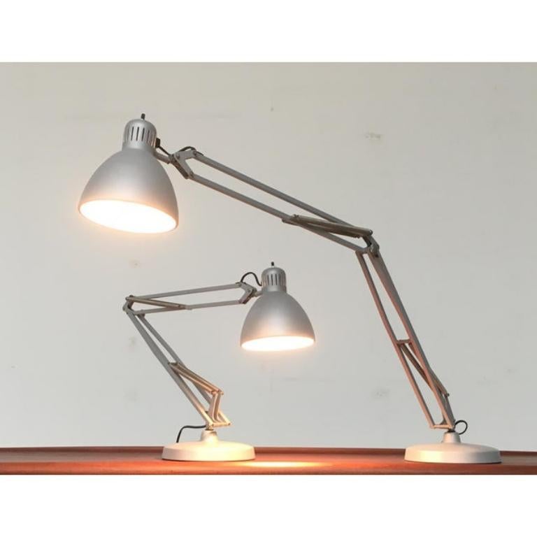 Lampada da tavolo Naskaloris di Archivio Storico per Fontana Arte.

- Lampada da architetto Naskaloris dell'azienda italiana Fontana Arte
- Il design è indicibilmente funzionale
- Il Naskaloris e il Luxo L-1 sono molto simili, ma il materiale del