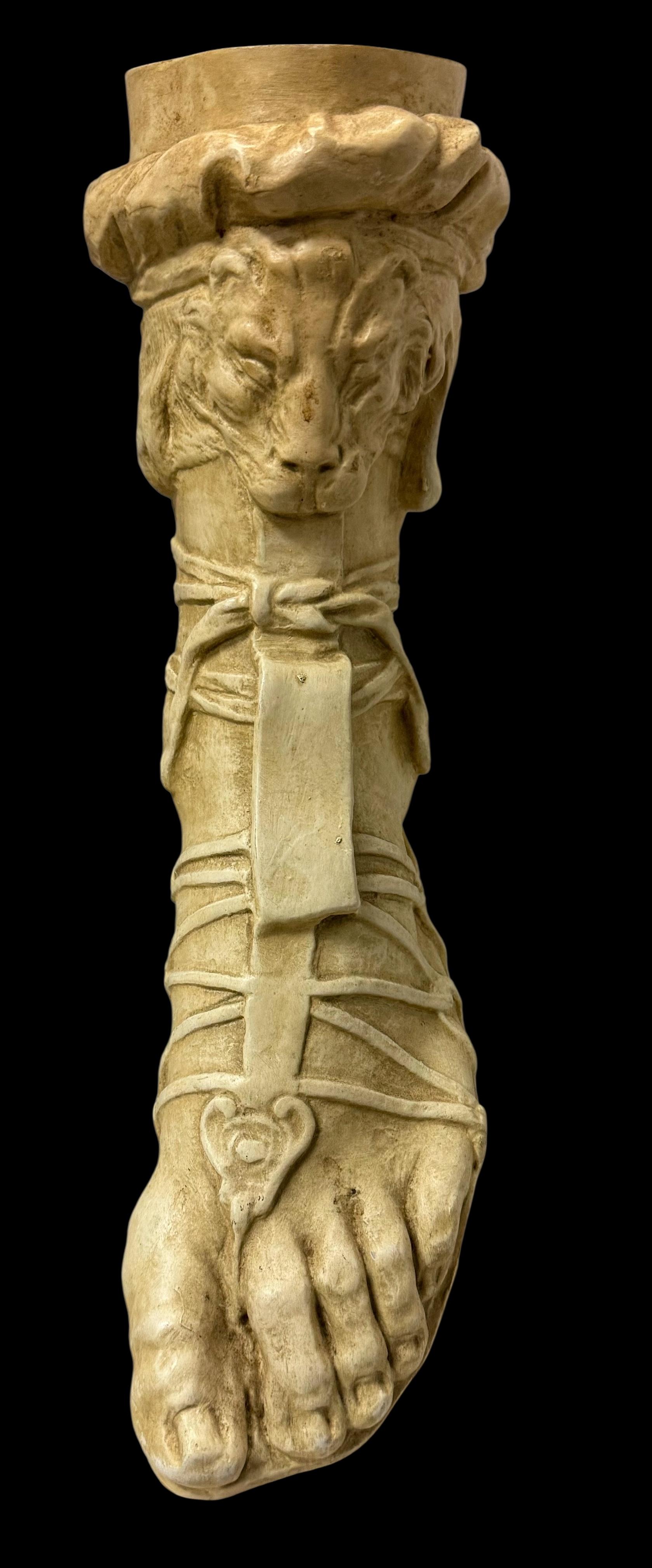 Il s'agit d'une statue ou d'une figurine italienne gréco-romaine du milieu du siècle représentant un soldat romain. On a l'impression qu'il s'agit de plâtre coulé ou d'une sorte de matériau composite. Il n'est pas marqué.