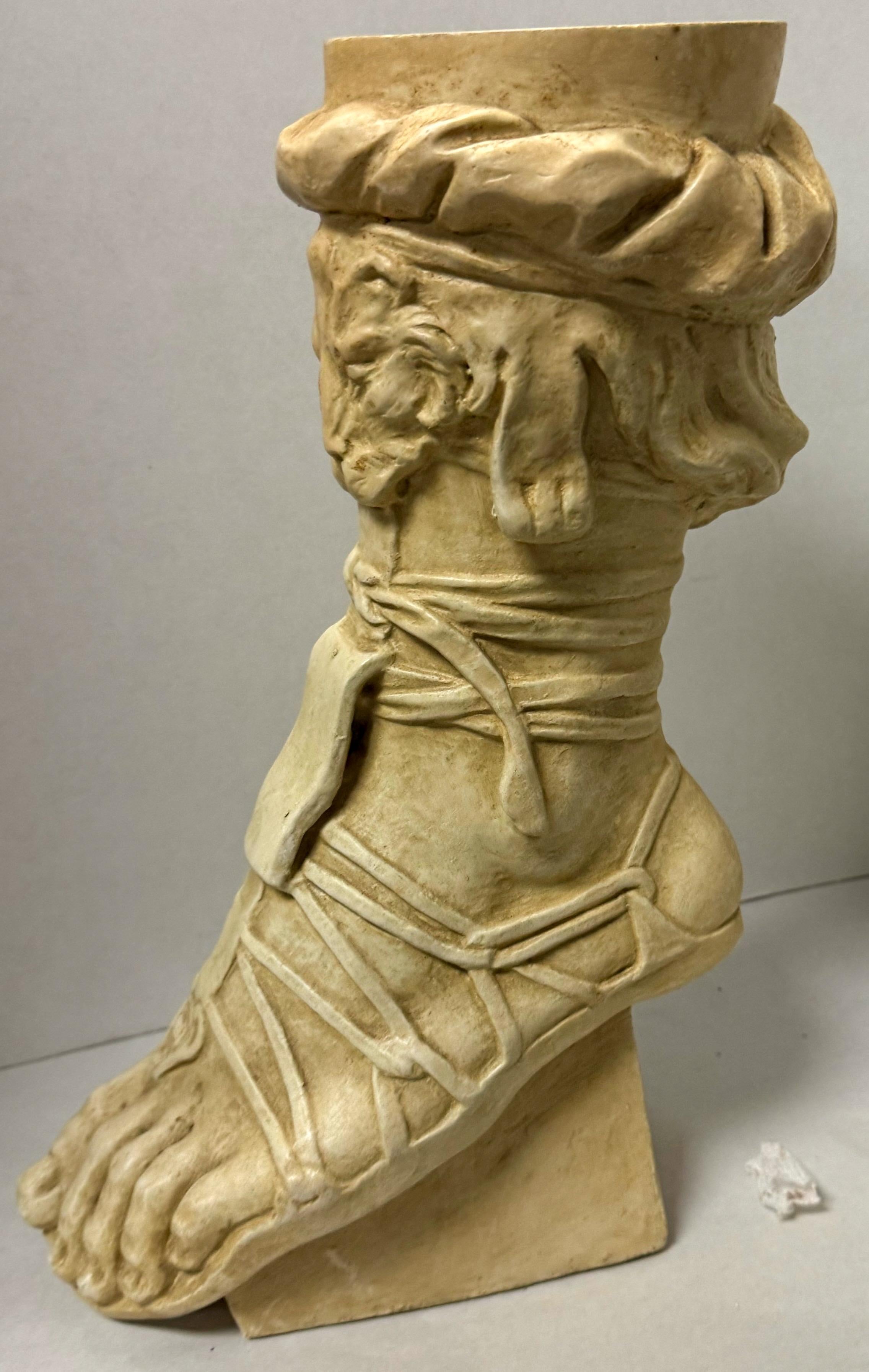 Néoclassique Sculpture de pied de soldat gréco-romain du milieu du siècle dernier, de style néo-classique italien en vente
