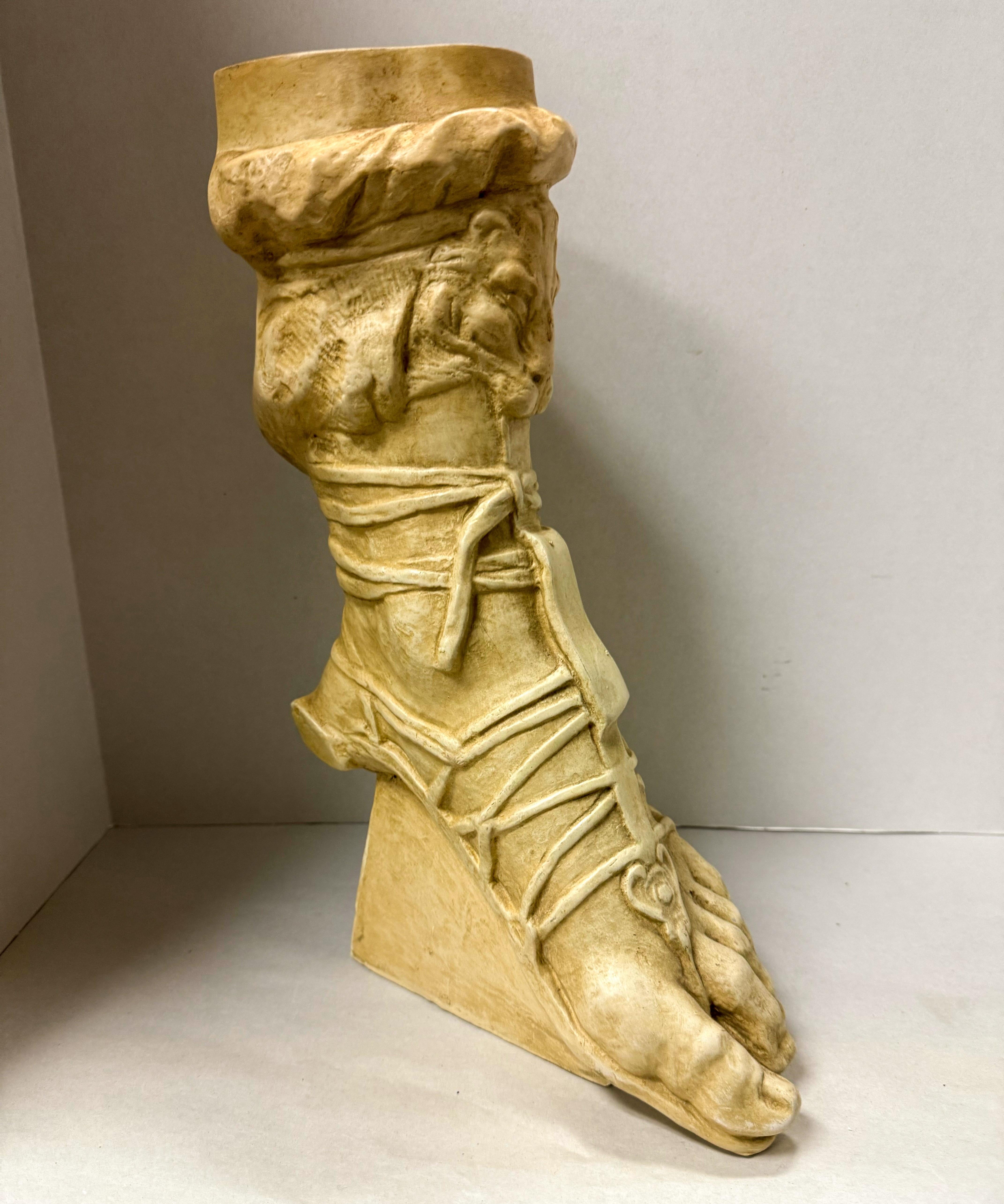 Sculpture de pied de soldat gréco-romain du milieu du siècle dernier, de style néo-classique italien Bon état - En vente à Kennesaw, GA