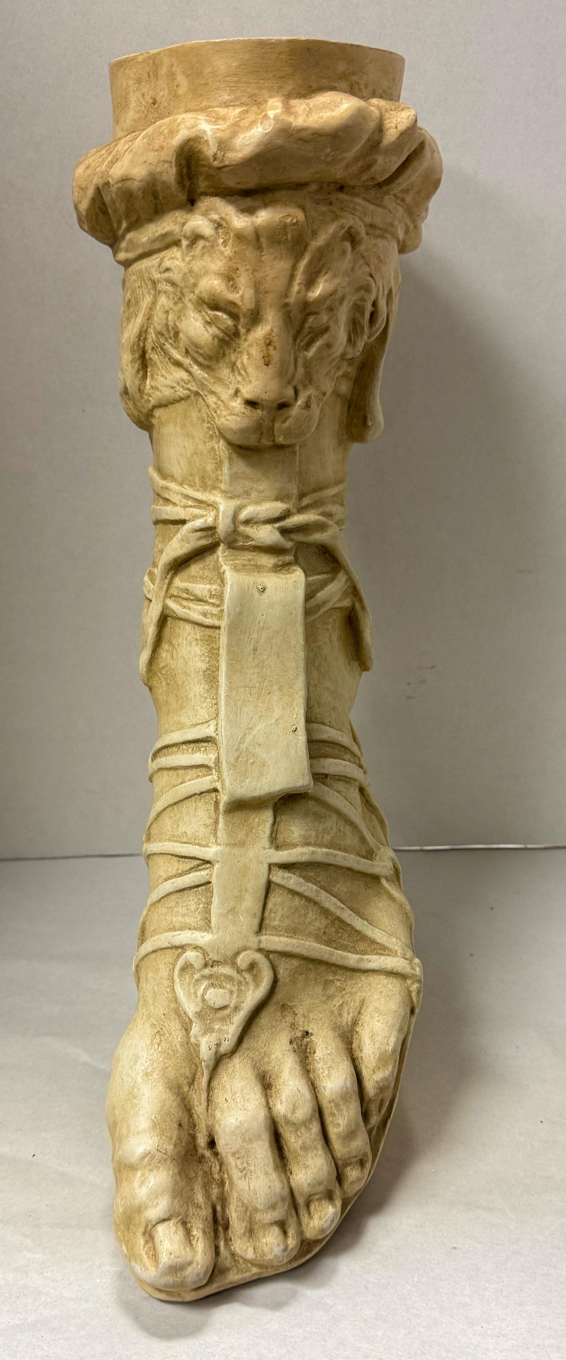 20ième siècle Sculpture de pied de soldat gréco-romain du milieu du siècle dernier, de style néo-classique italien en vente