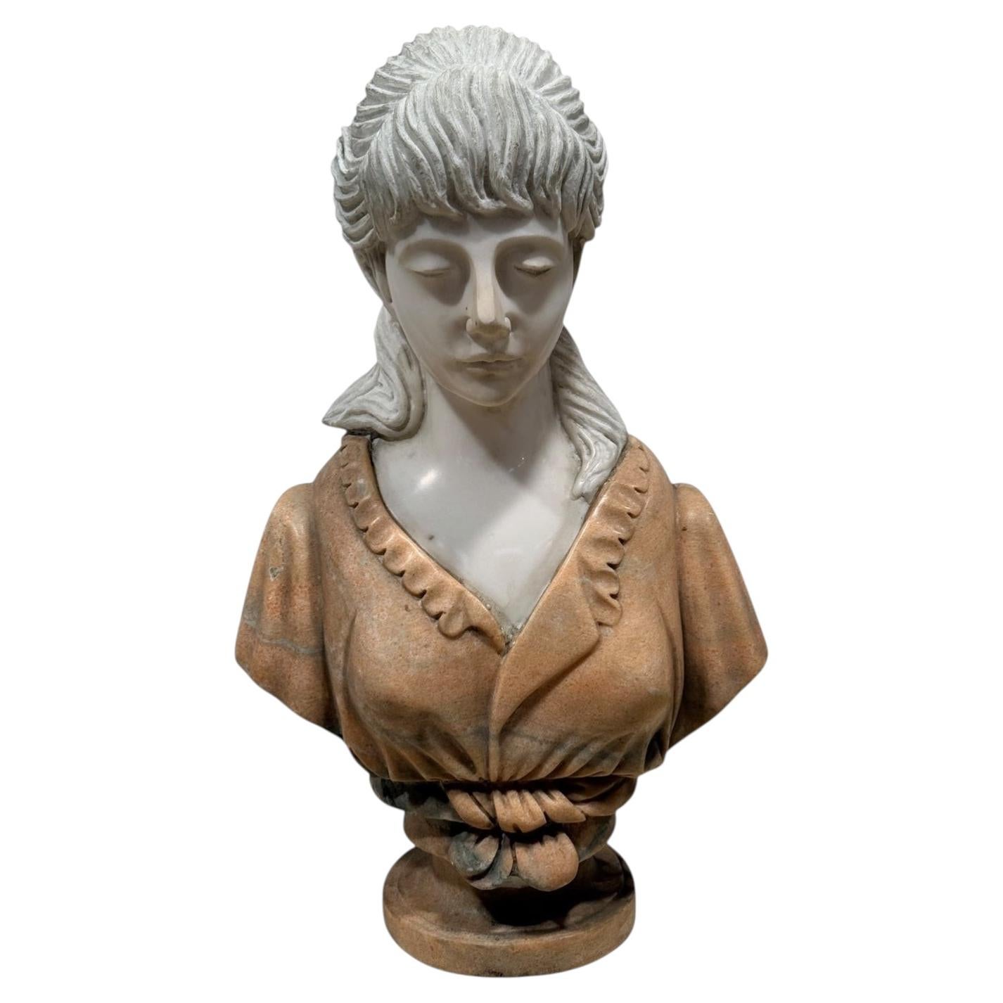 Busto di giovane donna neoclassico italiano di metà secolo in marmo di Siena e Carrara in vendita