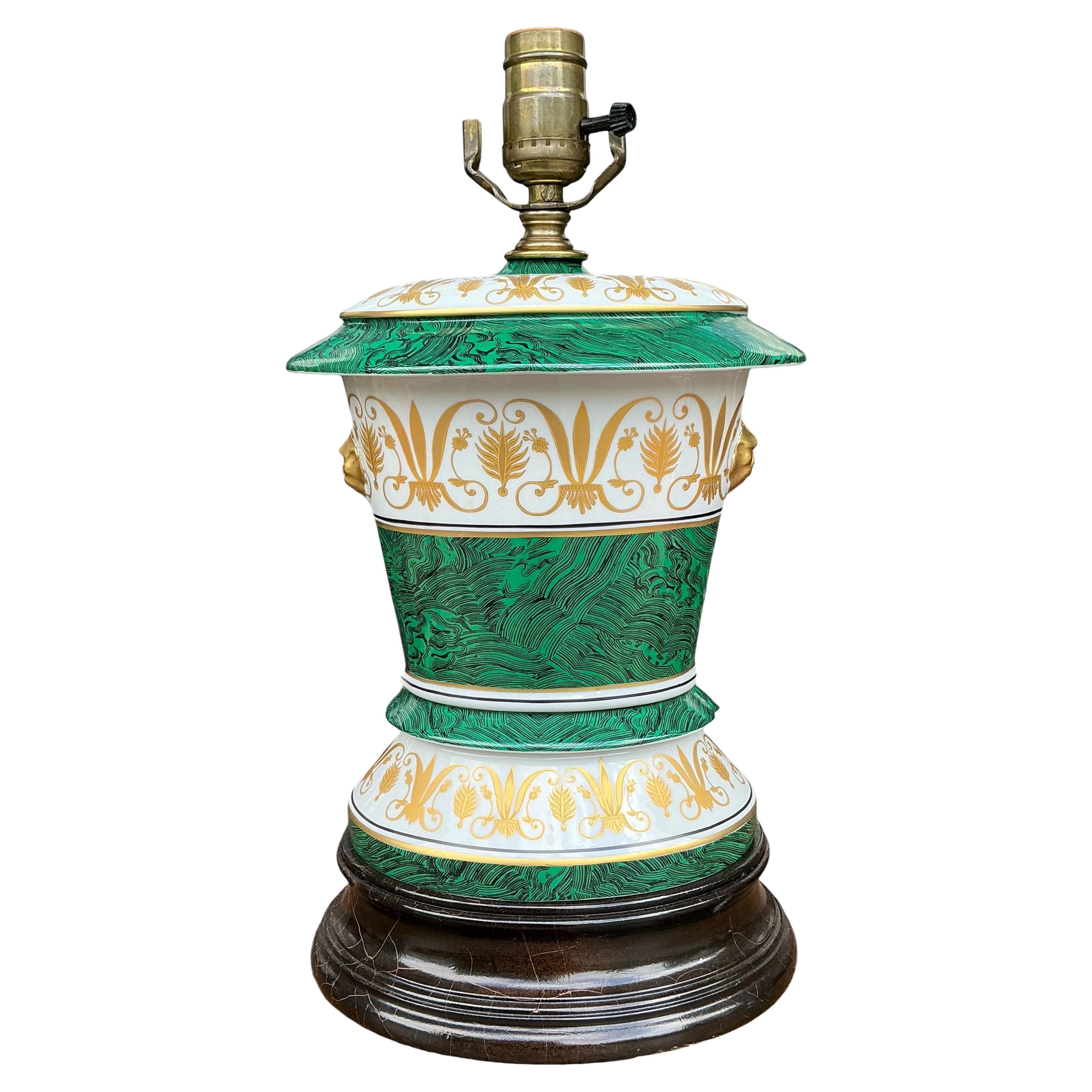 Mitte des Jahrhunderts Italienische Neo-Klassische Stil Faux Malachit & Vergoldete Tischlampe