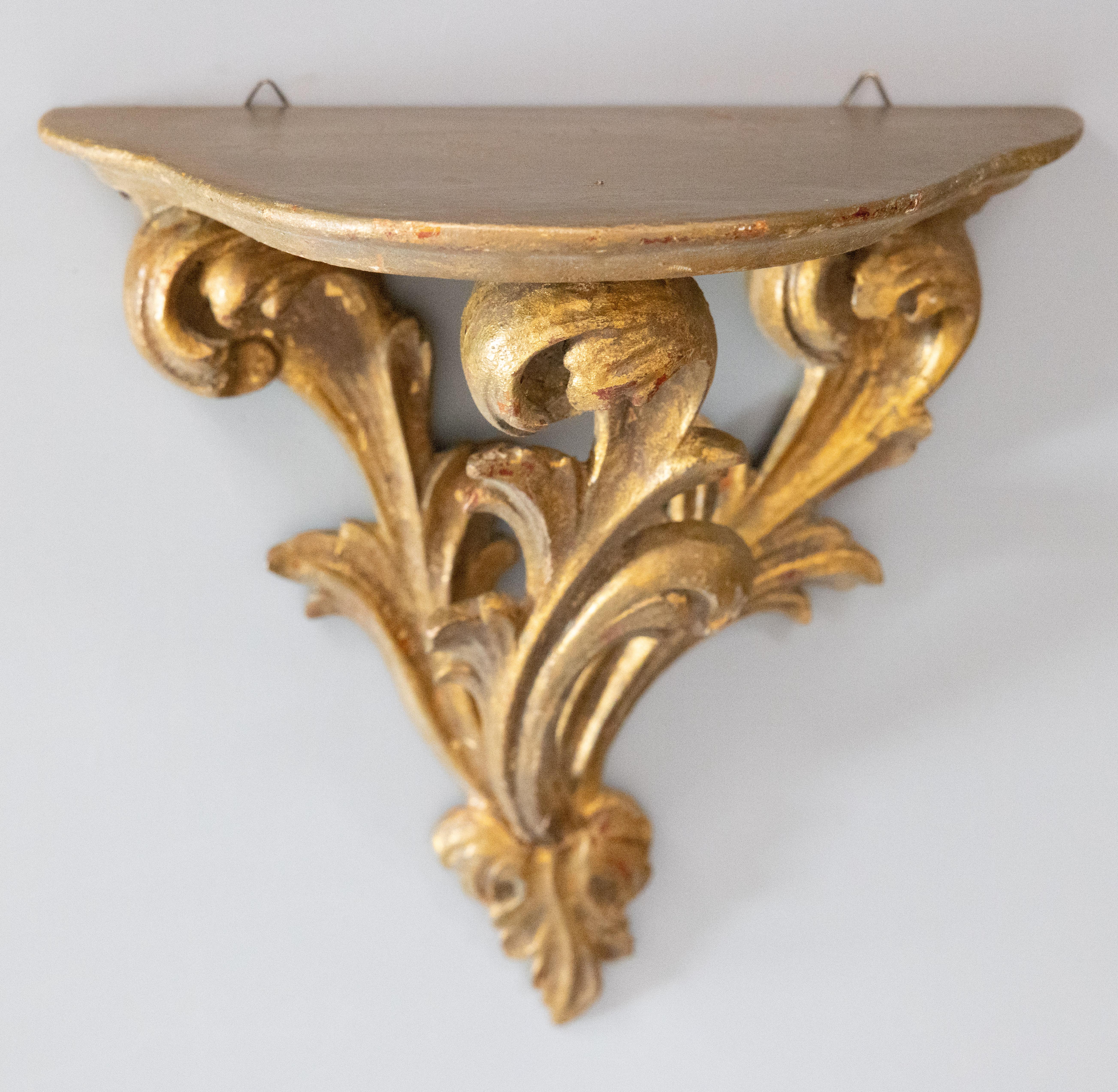 A stunning Mid-Century Italian giltwood wall bracket shelf with a hand carved scrolling acanthus leaf design in a lovely gilt patina, circa 1950. Marked 