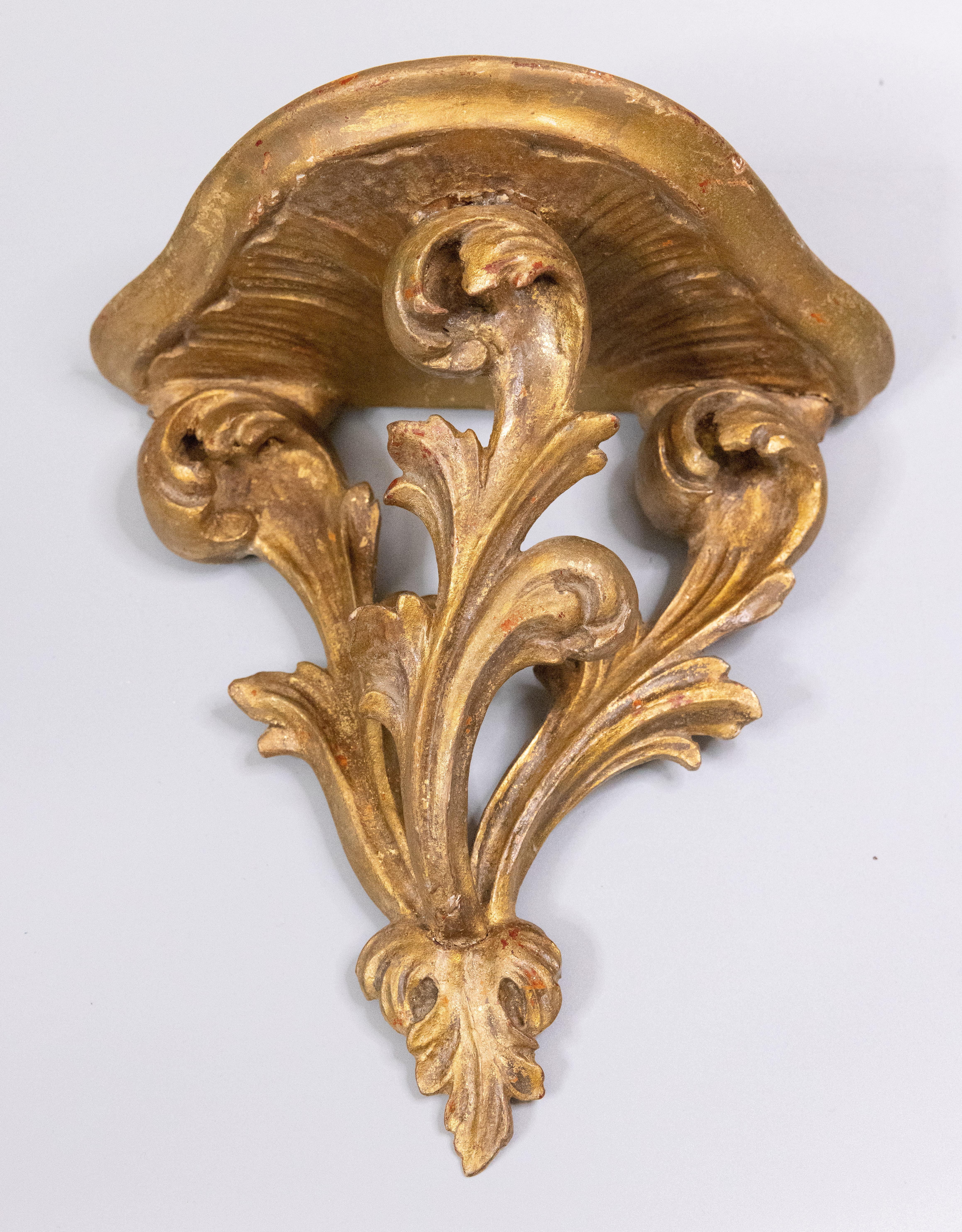 Impresionante estantería de madera dorada italiana de mediados de siglo, con un diseño de hojas de acanto talladas a mano y una preciosa pátina dorada, circa 1950. Marcado 