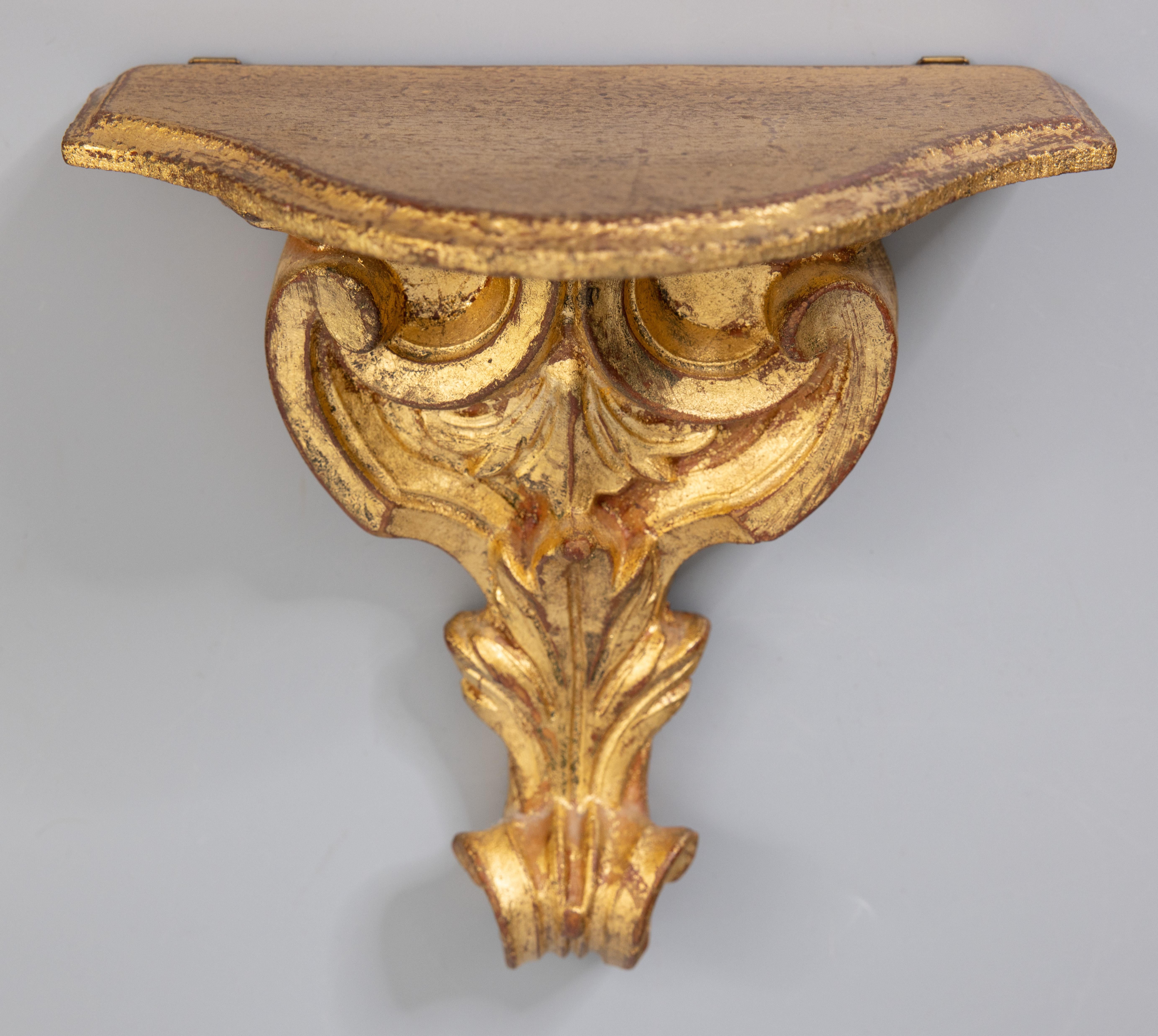 A stunning mid-century Italian giltwood wall bracket shelf with a hand carved scrolling acanthus leaf design in a lovely gilt patina, circa 1950. Marked 