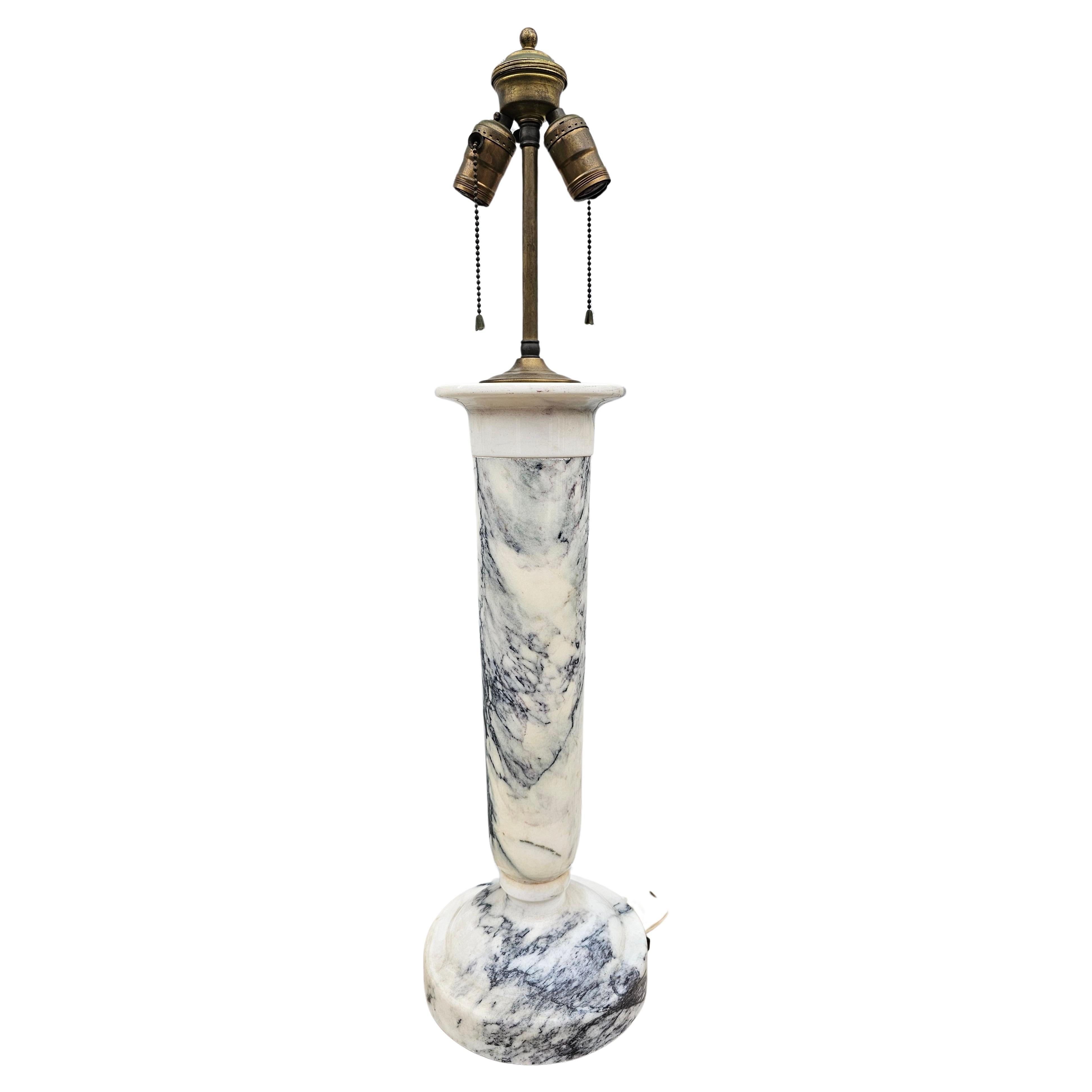Italienische zweiflammige Marmor-Tischlampe im neoklassischen Stil der Mitte des Jahrhunderts