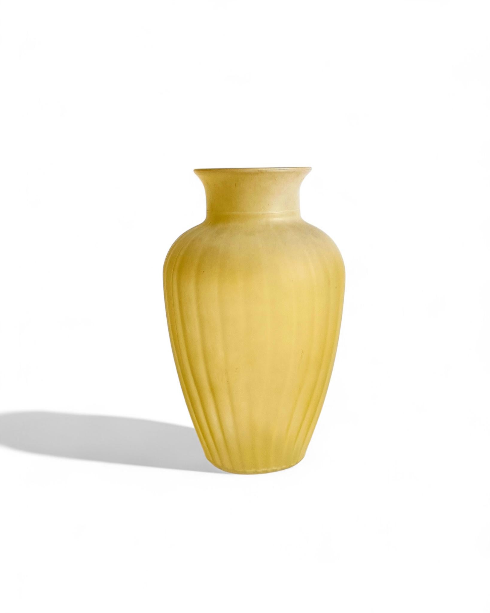 Vaso neoclassico italiano di metà secolo in vetro pressato smerigliato giallo, anni '50 in vendita 2
