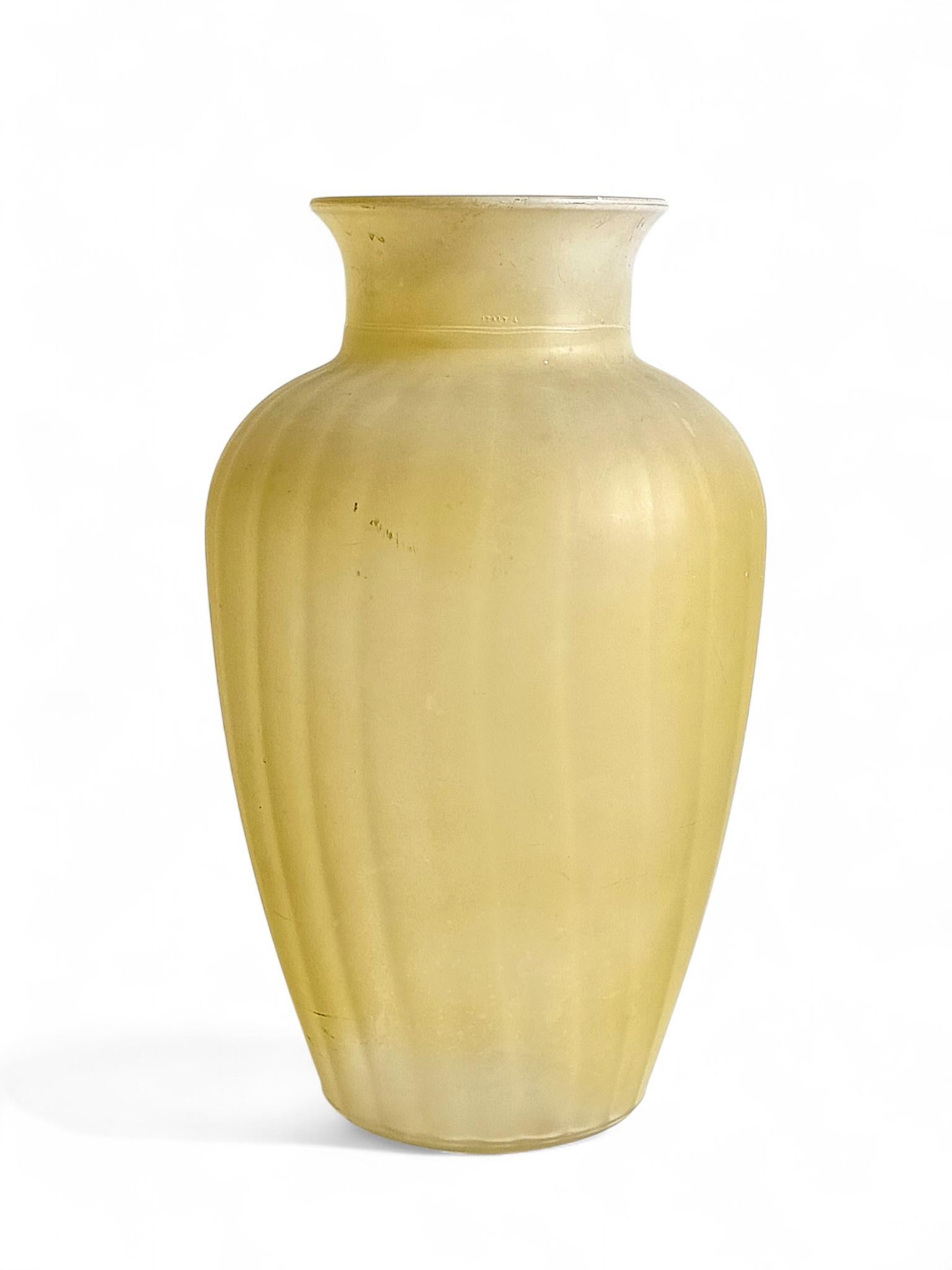 Vaso neoclassico italiano di metà secolo in vetro pressato smerigliato giallo, anni '50 in vendita 3