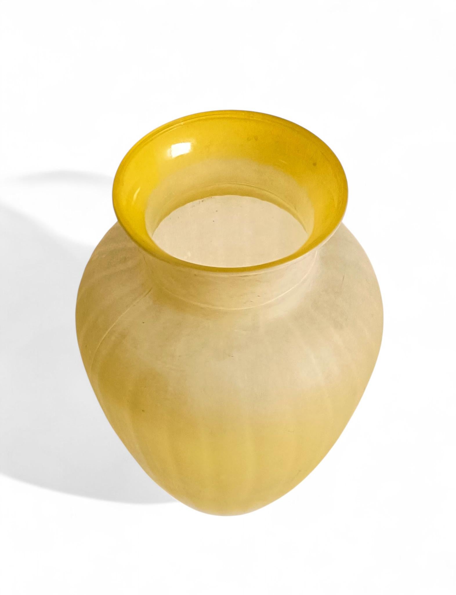 Vaso neoclassico italiano di metà secolo in vetro pressato smerigliato giallo, anni '50 in vendita 4
