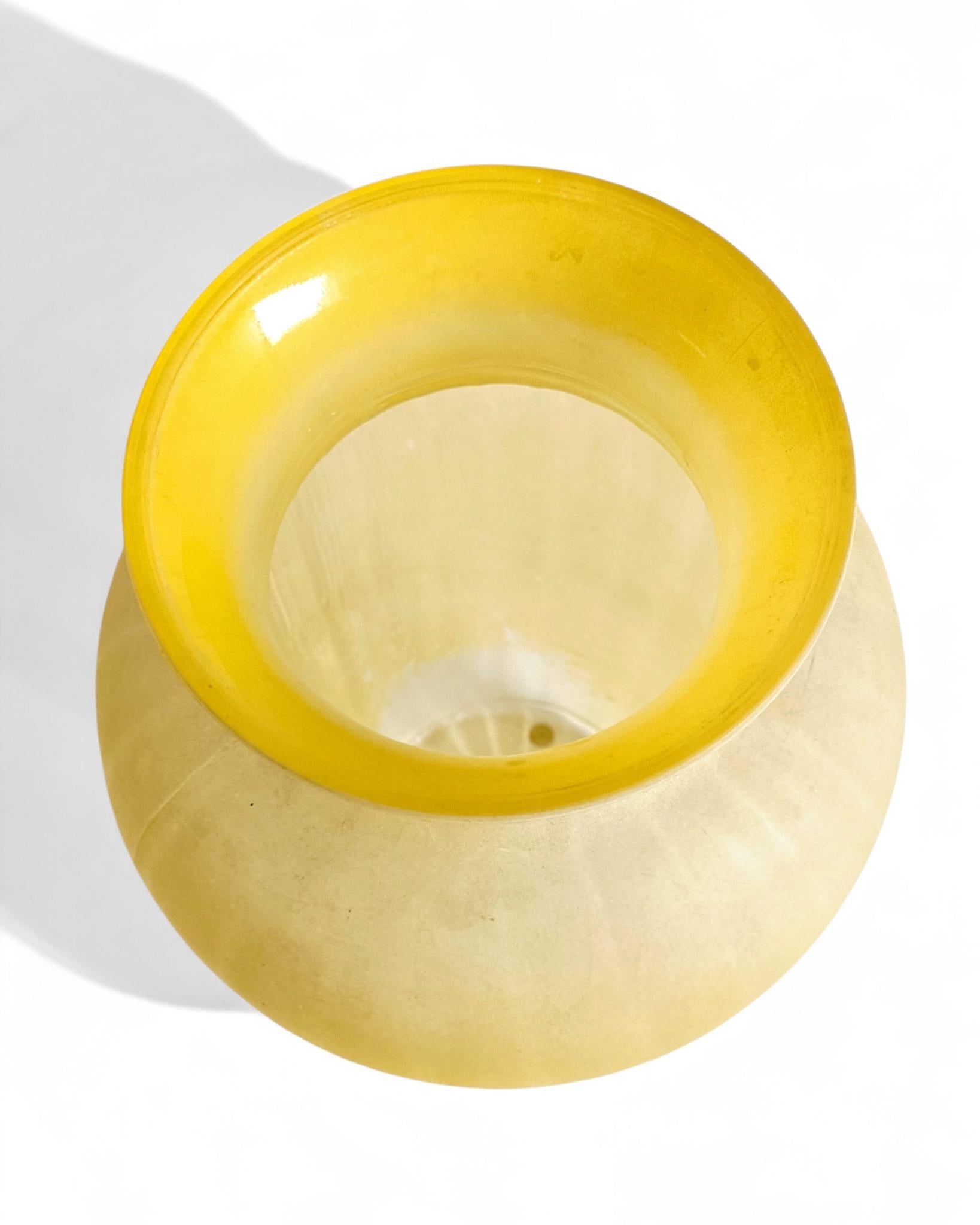 Vaso neoclassico italiano di metà secolo in vetro pressato smerigliato giallo, anni '50 in vendita 5