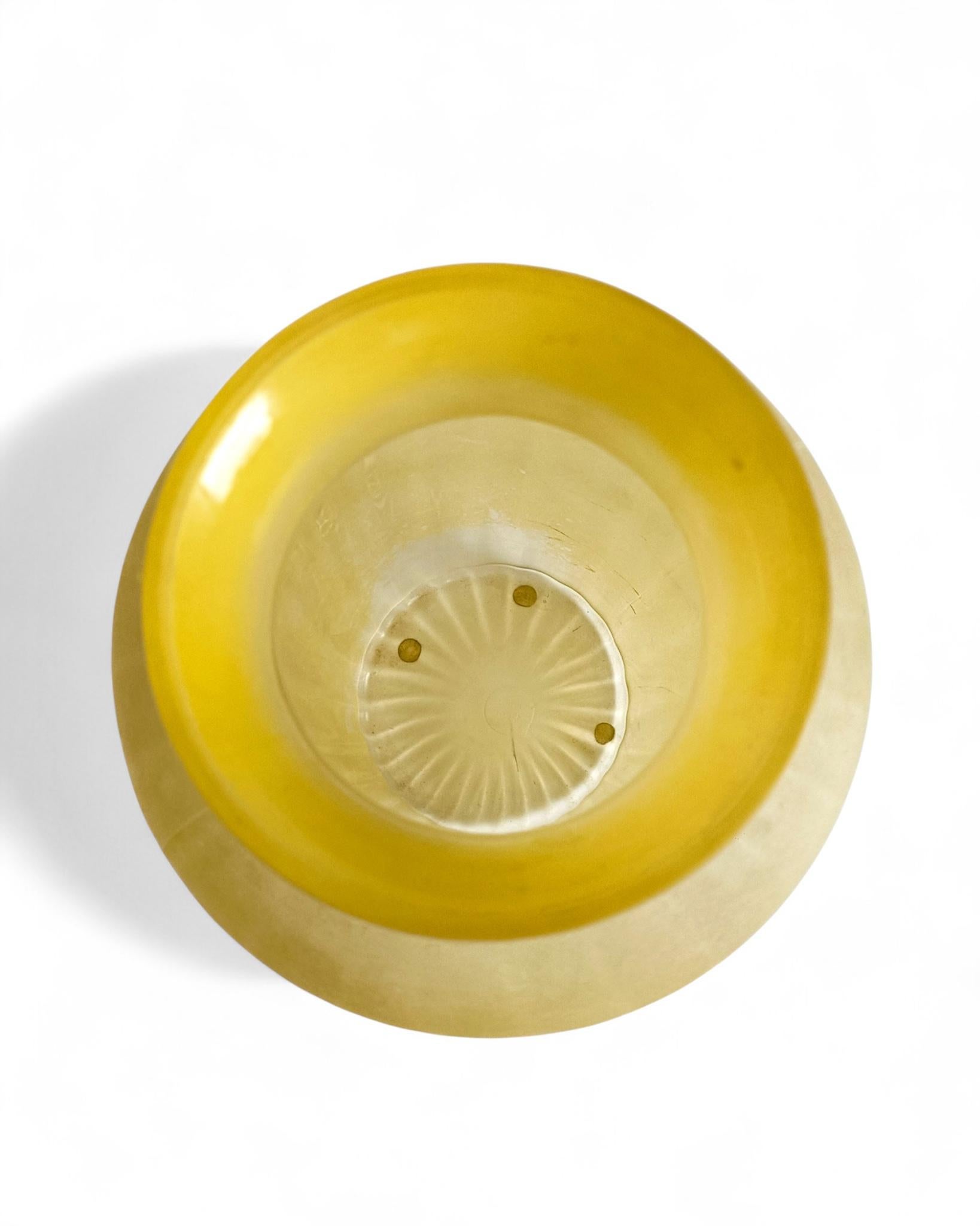 Vaso neoclassico italiano di metà secolo in vetro pressato smerigliato giallo, anni '50 in vendita 6