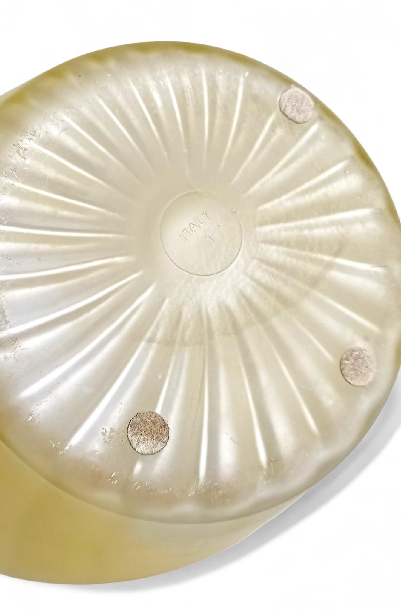 Vaso neoclassico italiano di metà secolo in vetro pressato smerigliato giallo, anni '50 in vendita 7