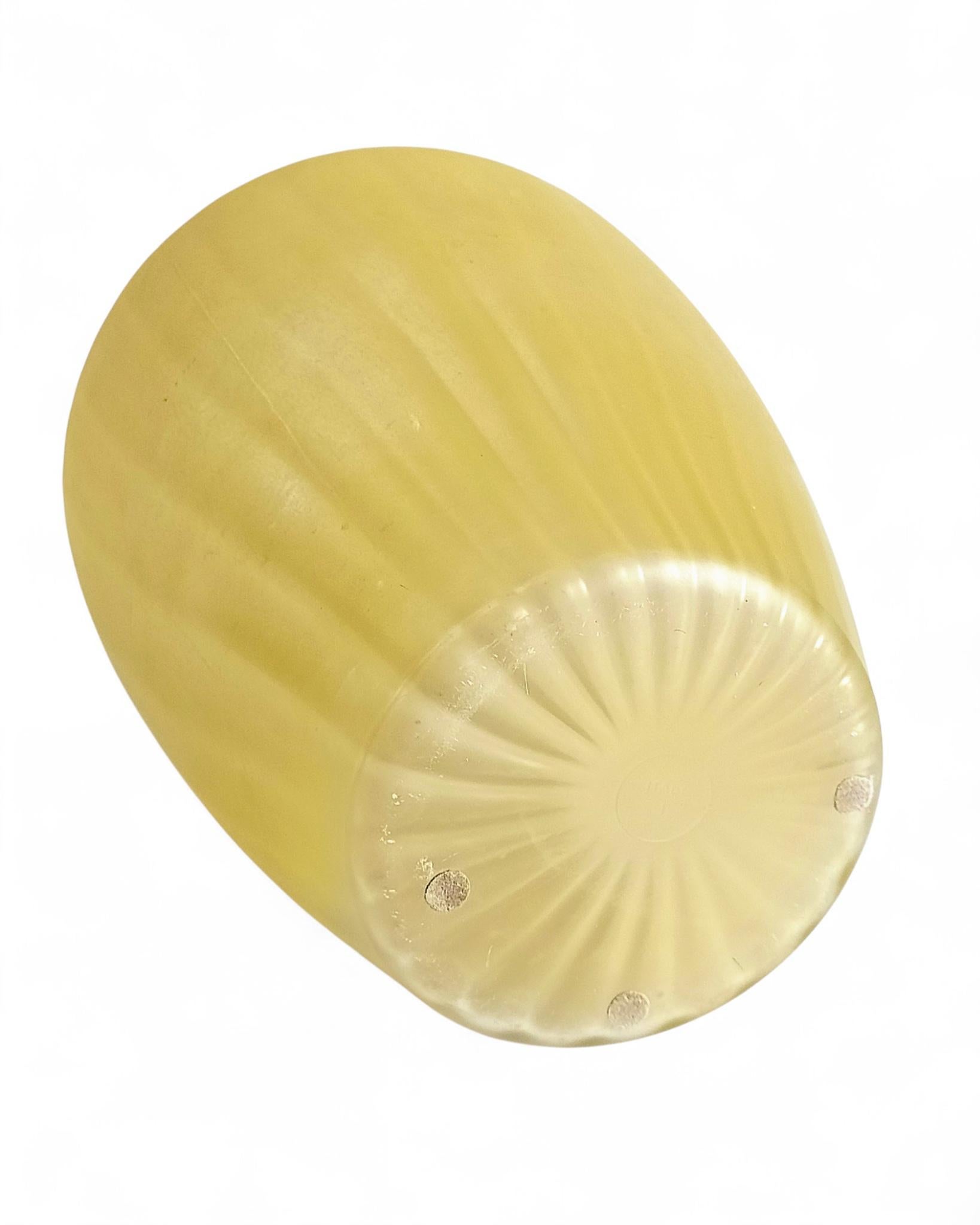 Vaso neoclassico italiano di metà secolo in vetro pressato smerigliato giallo, anni '50 in vendita 8
