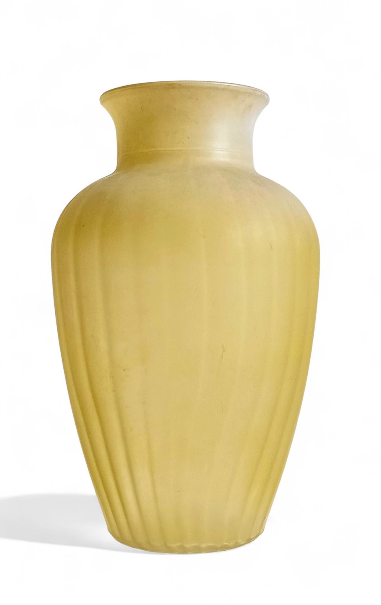 Vaso neoclassico italiano di metà secolo in vetro pressato smerigliato giallo, anni '50 in vendita 9