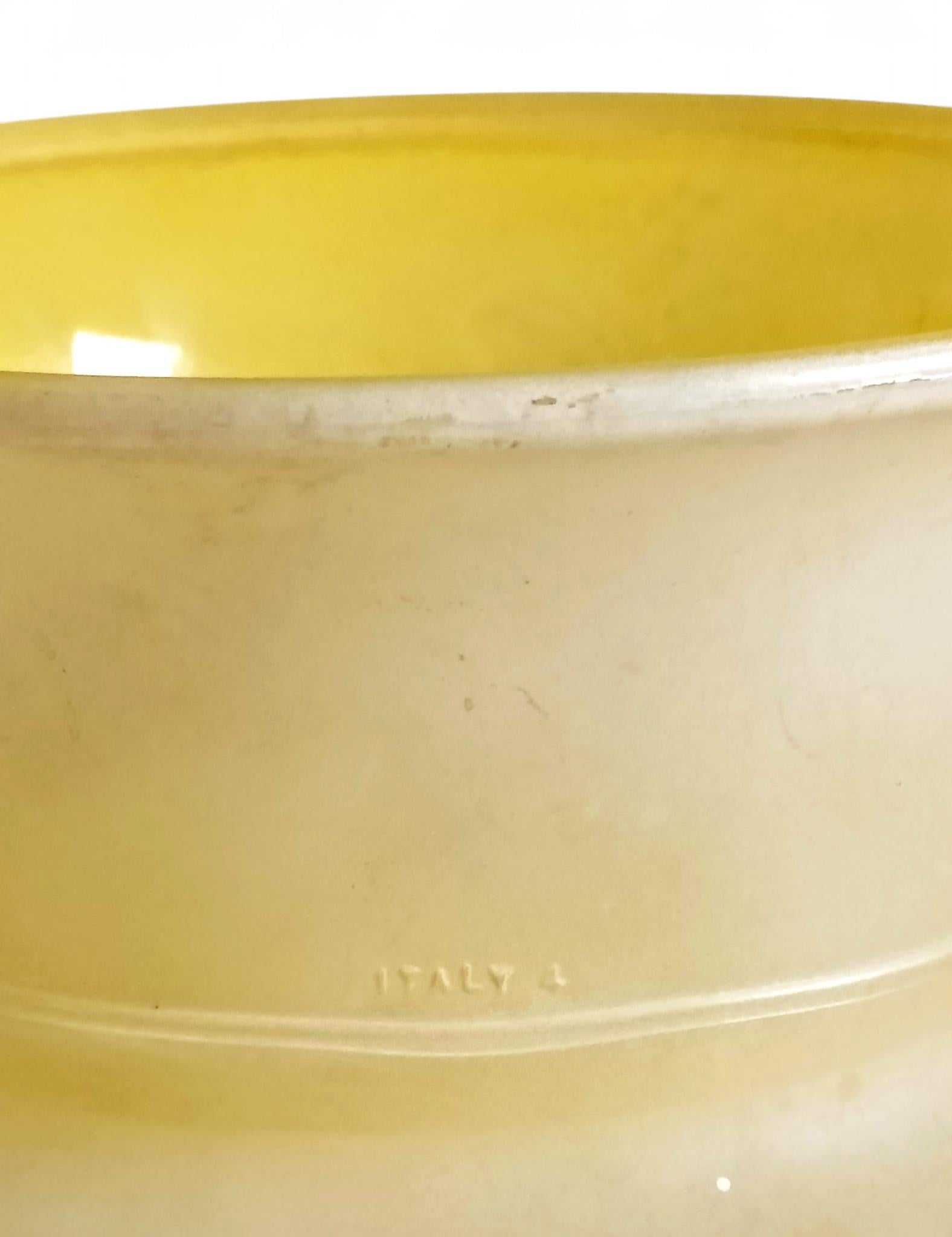 Vaso neoclassico italiano di metà secolo in vetro pressato smerigliato giallo, anni '50 in vendita 10