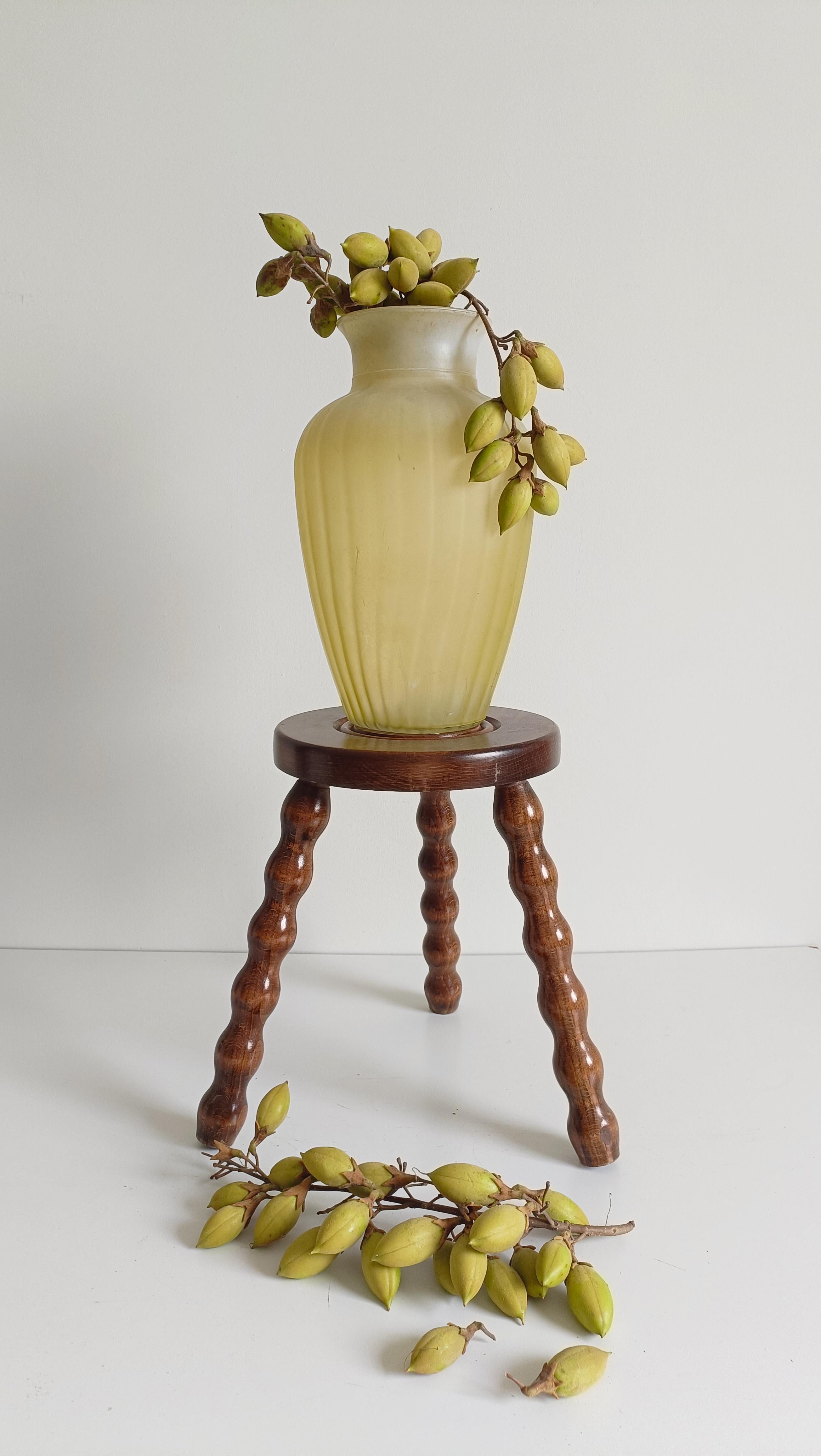 Vaso neoclassico italiano di met�à secolo in vetro pressato smerigliato giallo, anni '50

Un bellissimo vaso italiano in vetro pressato degli anni '50.
Presenta un interno macchiato di giallo pallido e una superficie bianca smerigliata e acidata che