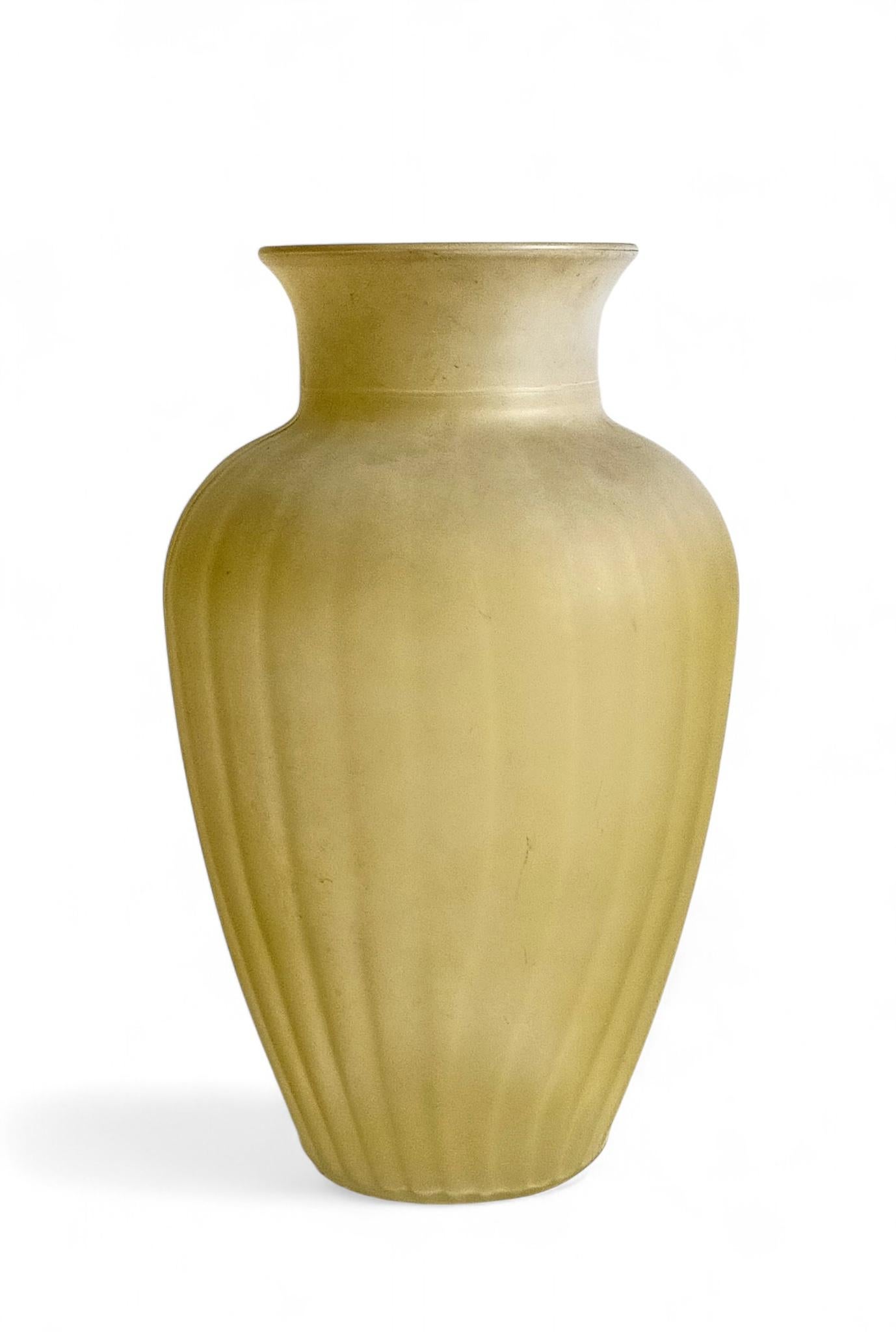 Italiano Vaso neoclassico italiano di metà secolo in vetro pressato smerigliato giallo, anni '50 in vendita