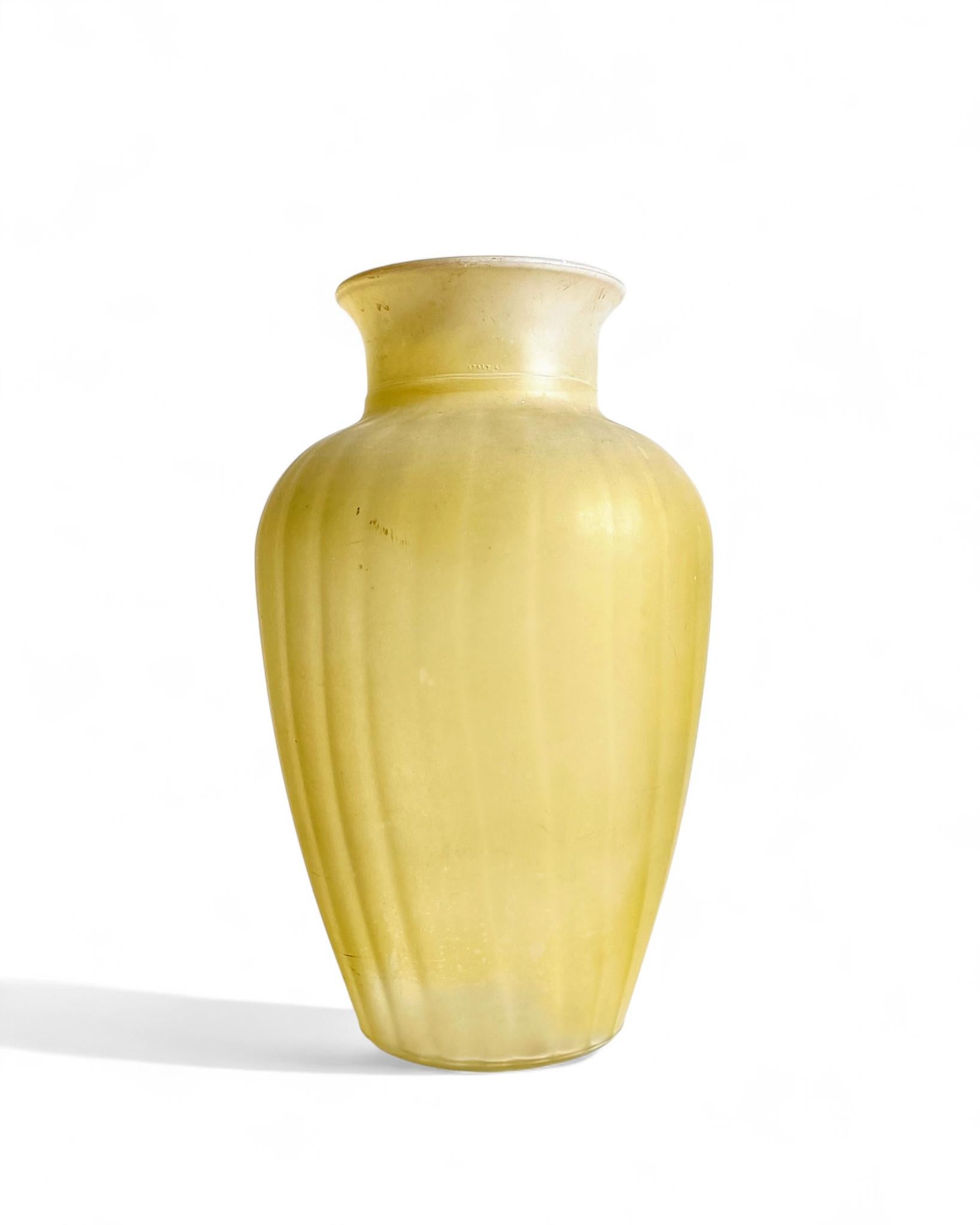 Satinato Vaso neoclassico italiano di metà secolo in vetro pressato smerigliato giallo, anni '50 in vendita