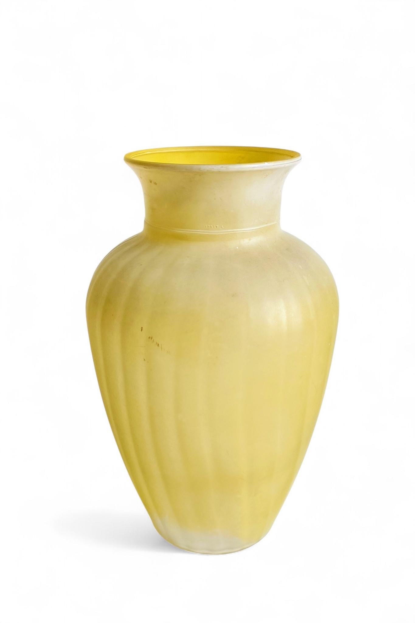 Vaso neoclassico italiano di metà secolo in vetro pressato smerigliato giallo, anni '50 In condizioni ottime in vendita a Valencia, VC