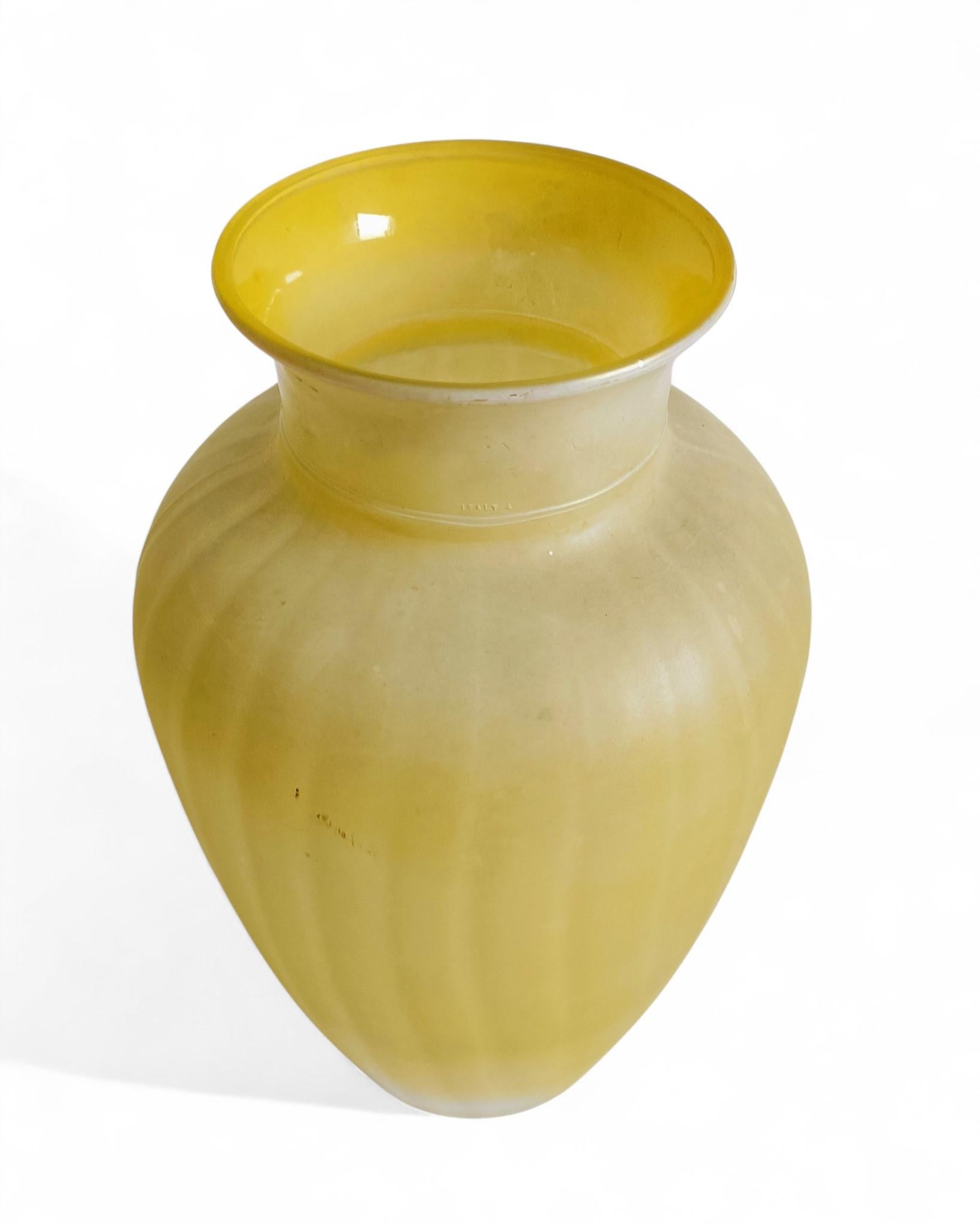 Metà XX secolo Vaso neoclassico italiano di metà secolo in vetro pressato smerigliato giallo, anni '50 in vendita