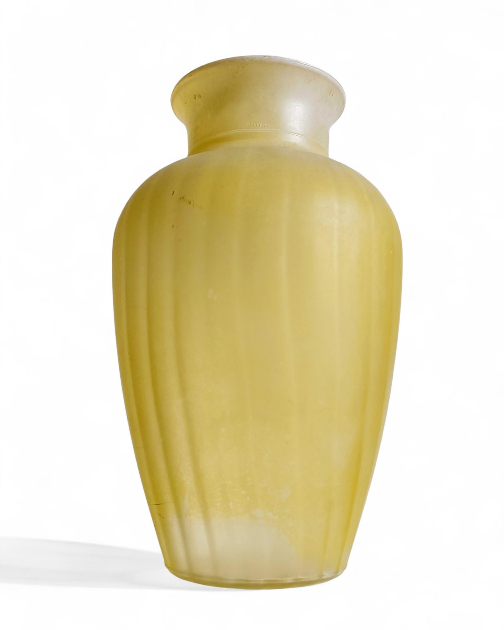 Vetro Vaso neoclassico italiano di metà secolo in vetro pressato smerigliato giallo, anni '50 in vendita